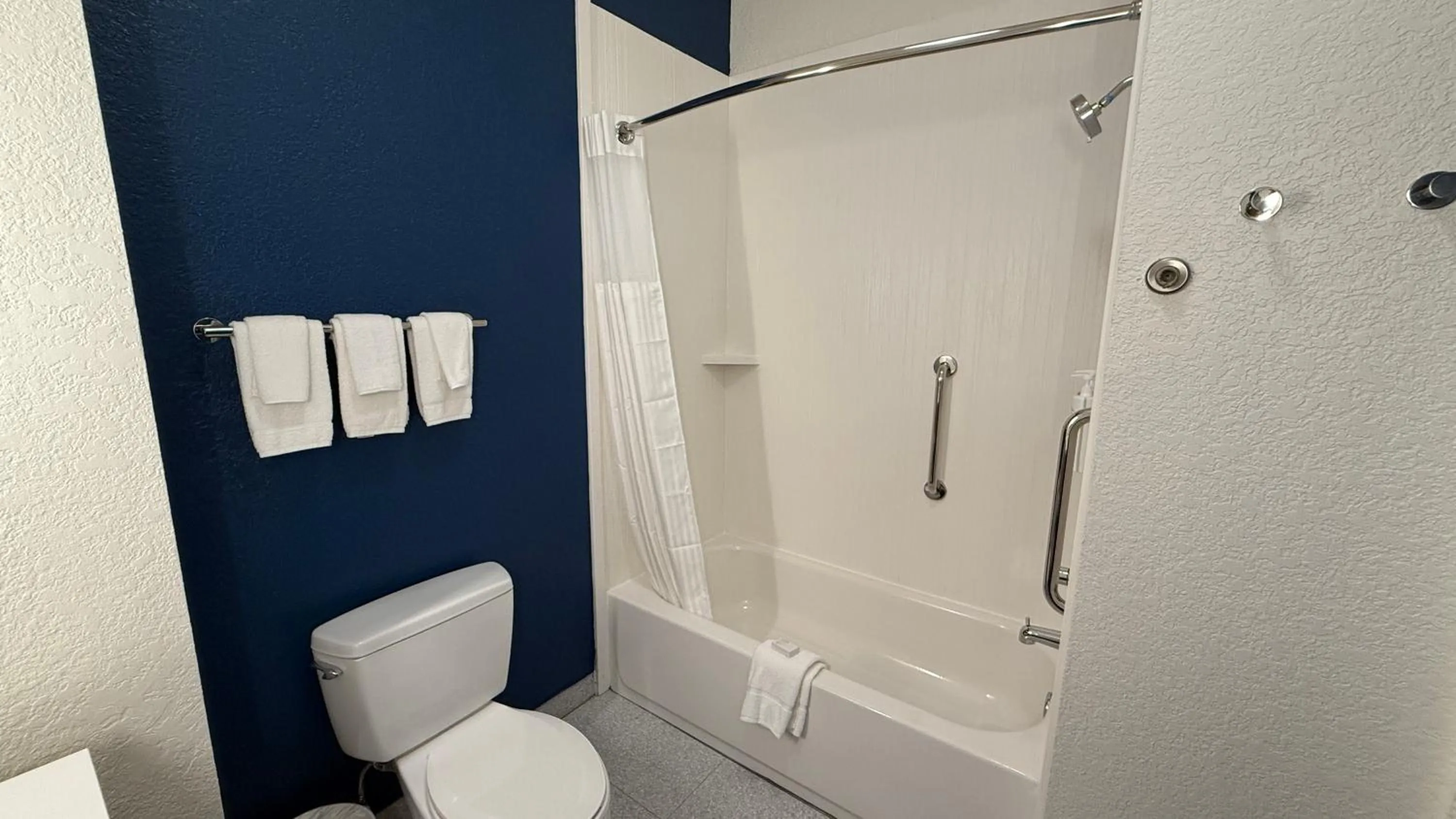 Bathroom in La Quinta by Wyndham Brandon Jackson Airport E