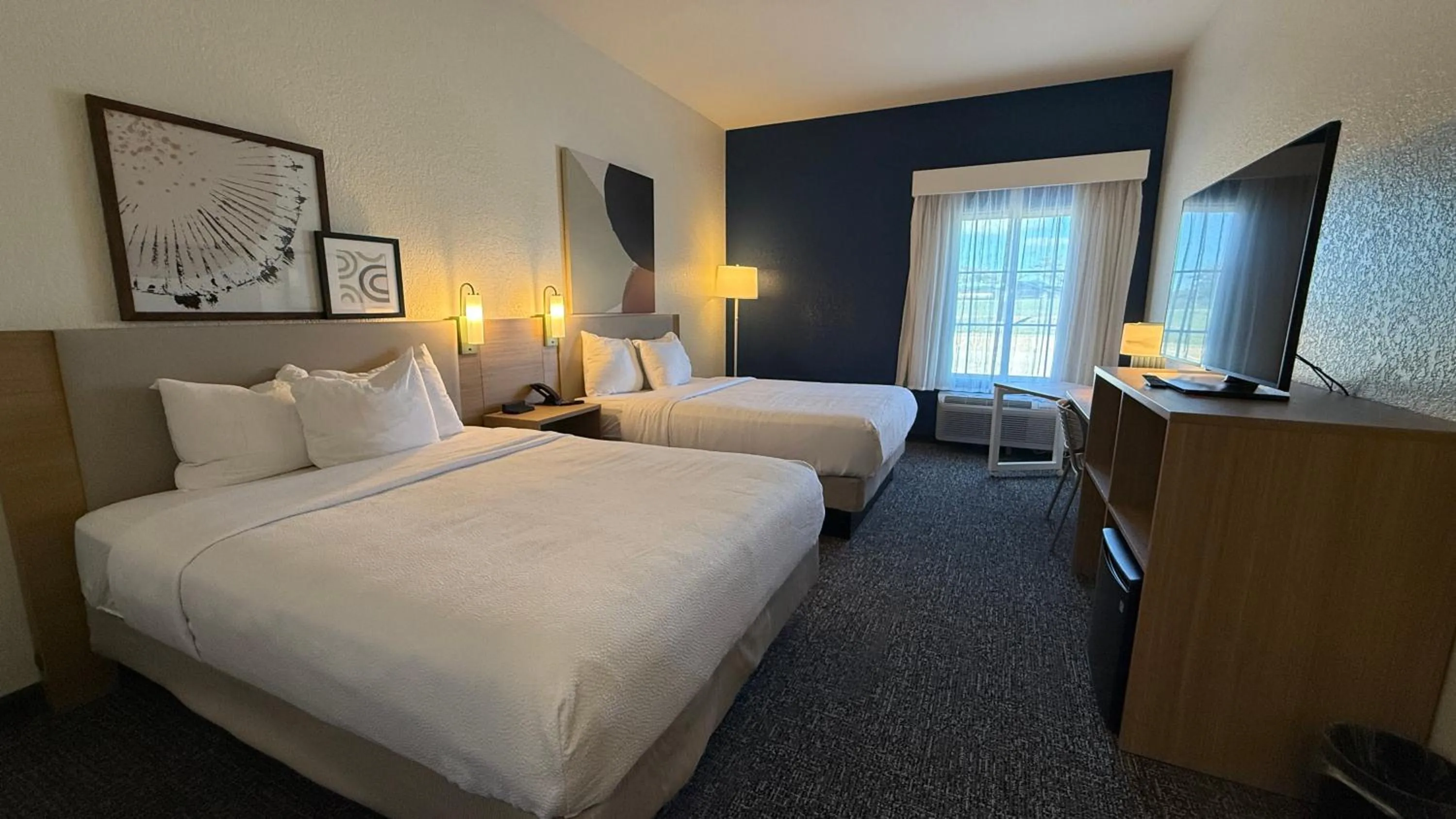Photo of the whole room, Bed in La Quinta by Wyndham Brandon Jackson Airport E
