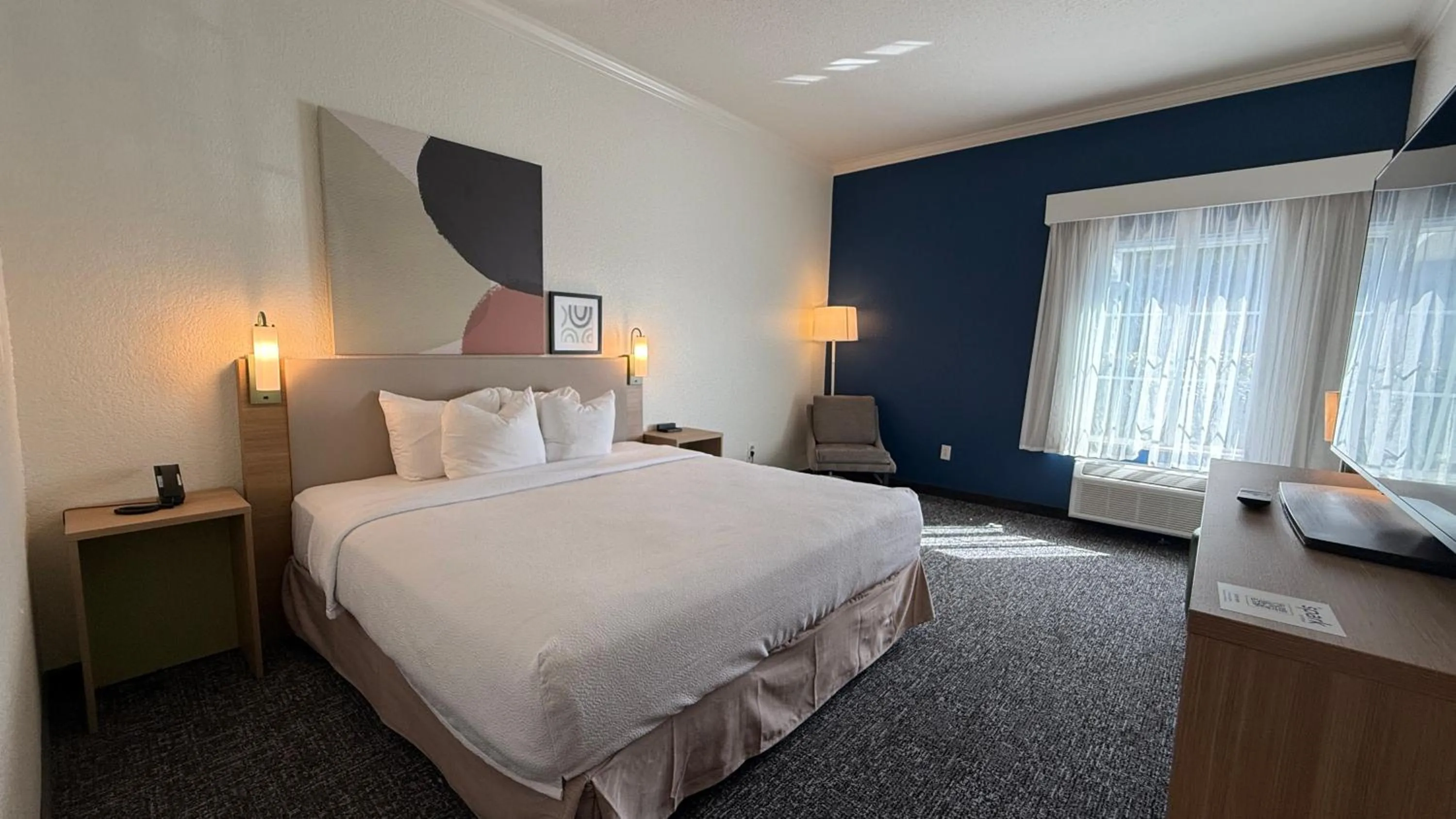 Photo of the whole room, Bed in La Quinta by Wyndham Brandon Jackson Airport E
