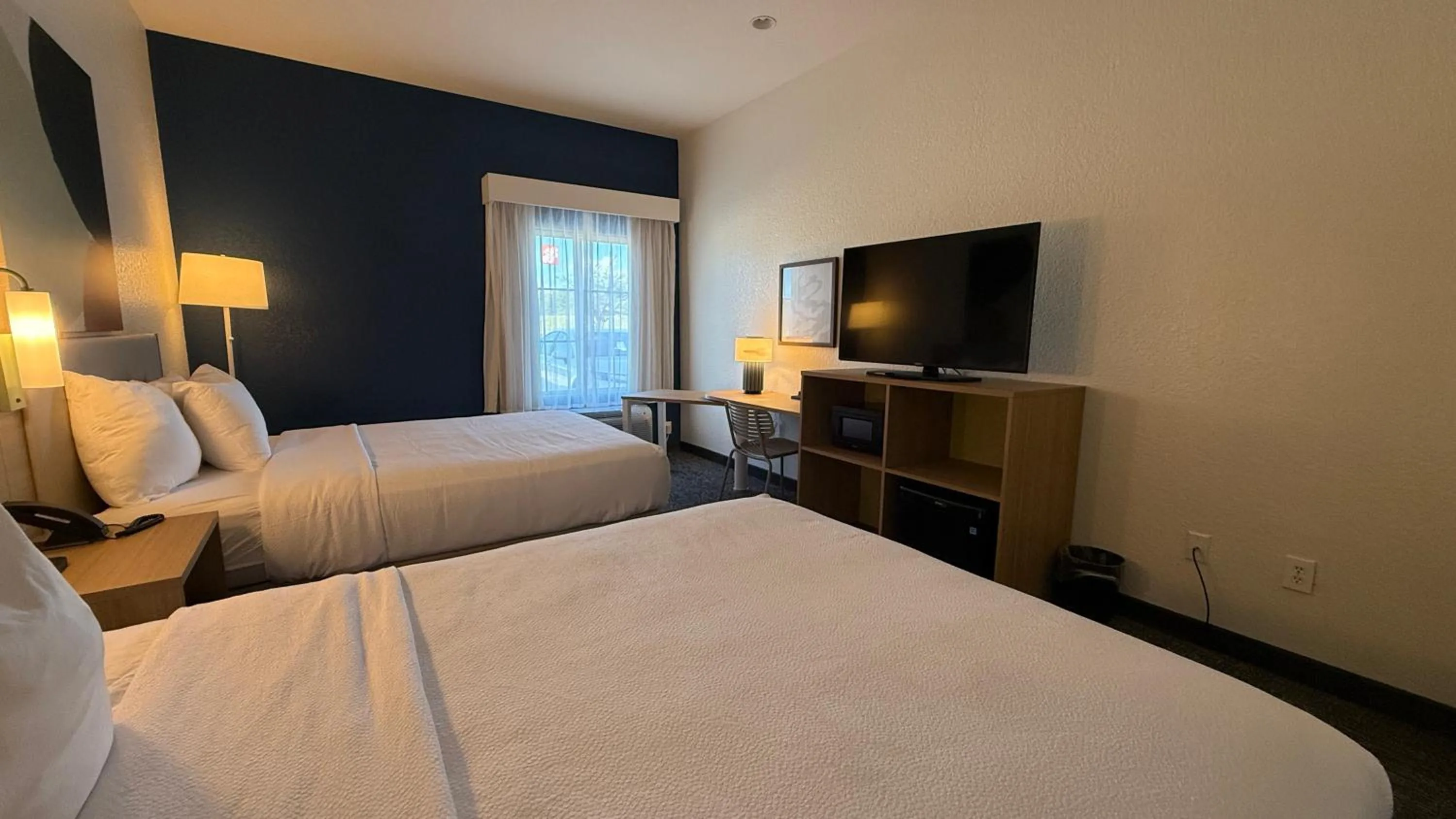 Photo of the whole room, Bed in La Quinta by Wyndham Brandon Jackson Airport E