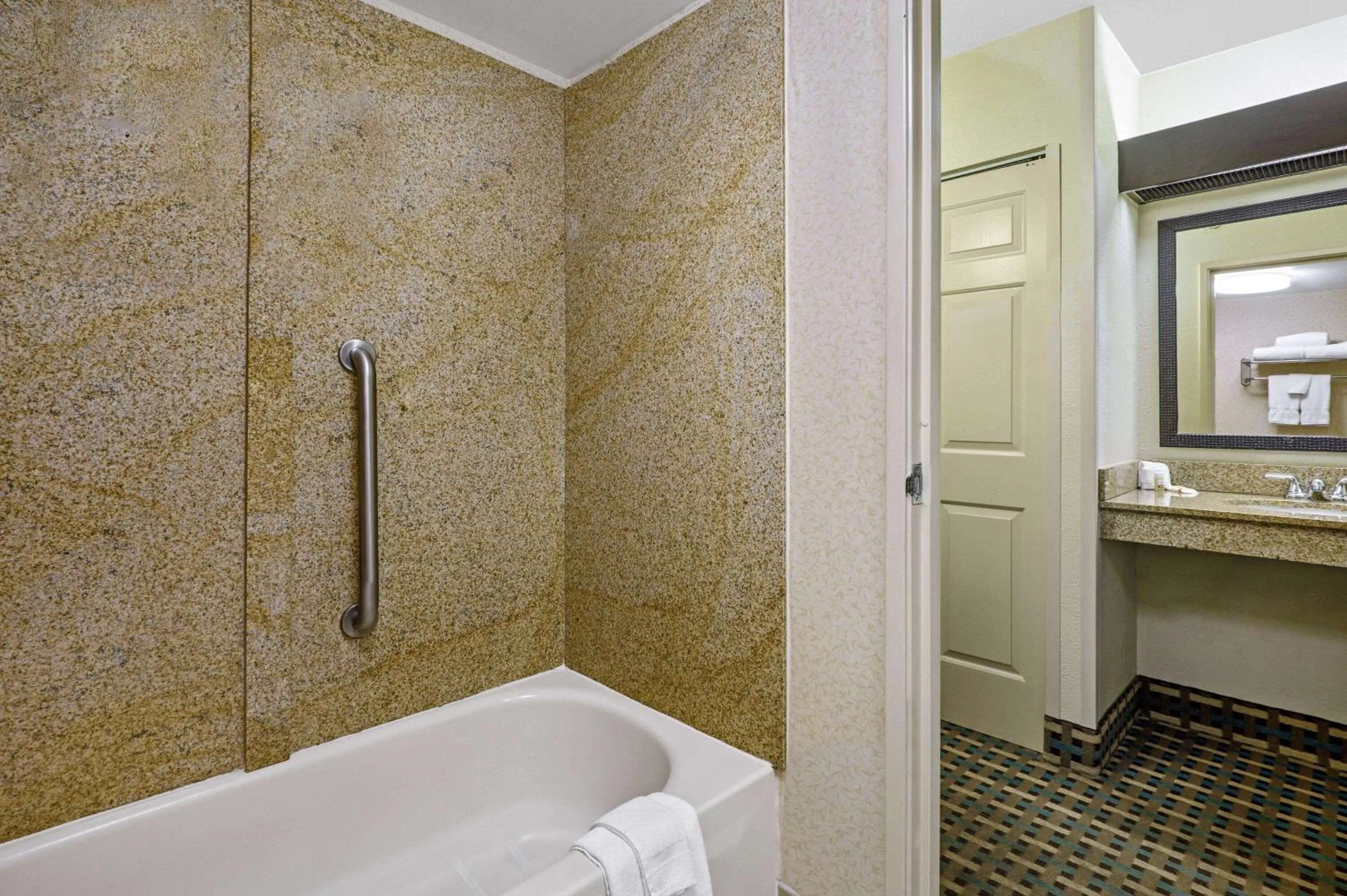 Bathroom in La Quinta Inn by Wyndham Columbia SE Fort Jackson