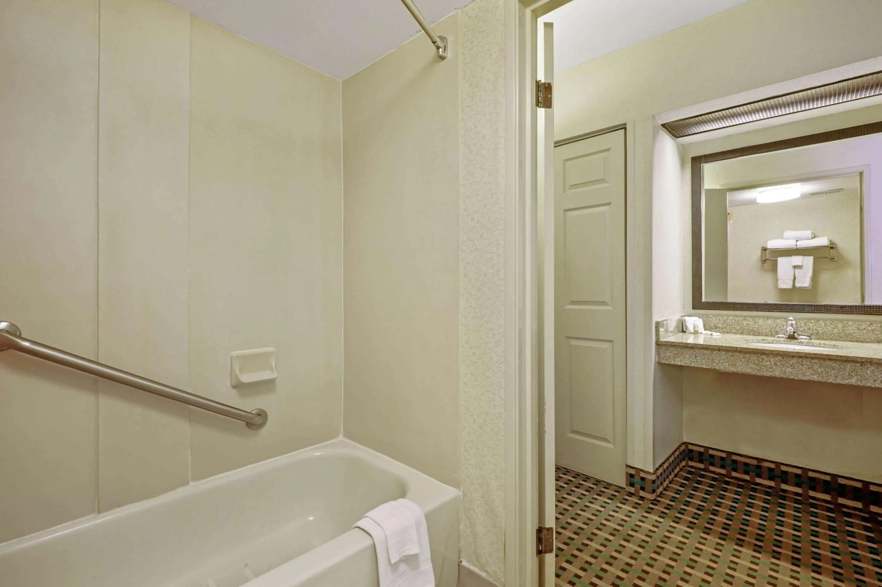 Bathroom in La Quinta Inn by Wyndham Columbia SE Fort Jackson