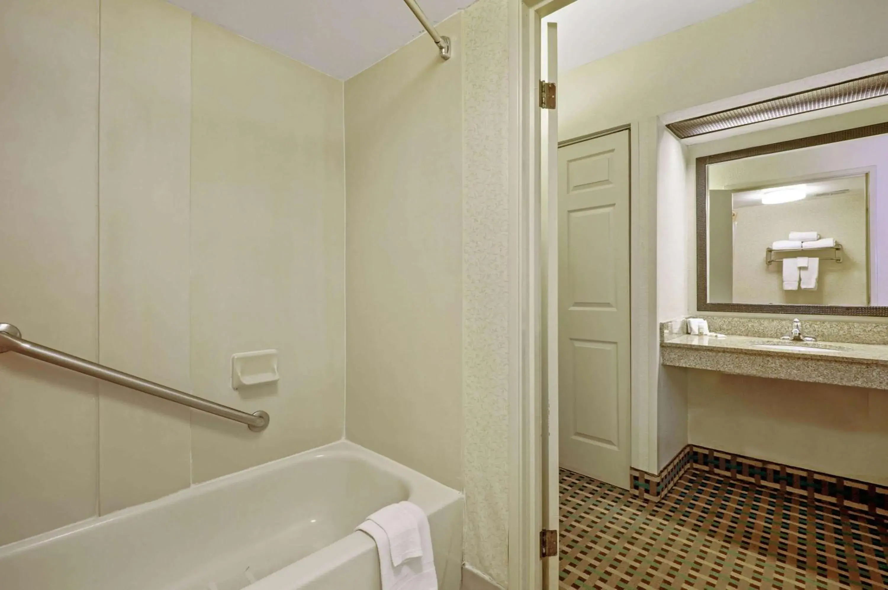 Double Room with Two Double Beds - Mobility Access/Non-Smoking in La Quinta Inn by Wyndham Columbia SE Fort Jackson Double Room with Two Double Beds - Mobility Access/Non-Smoking in La Quinta Inn by Wyndham Columbia SE Fort Jackson