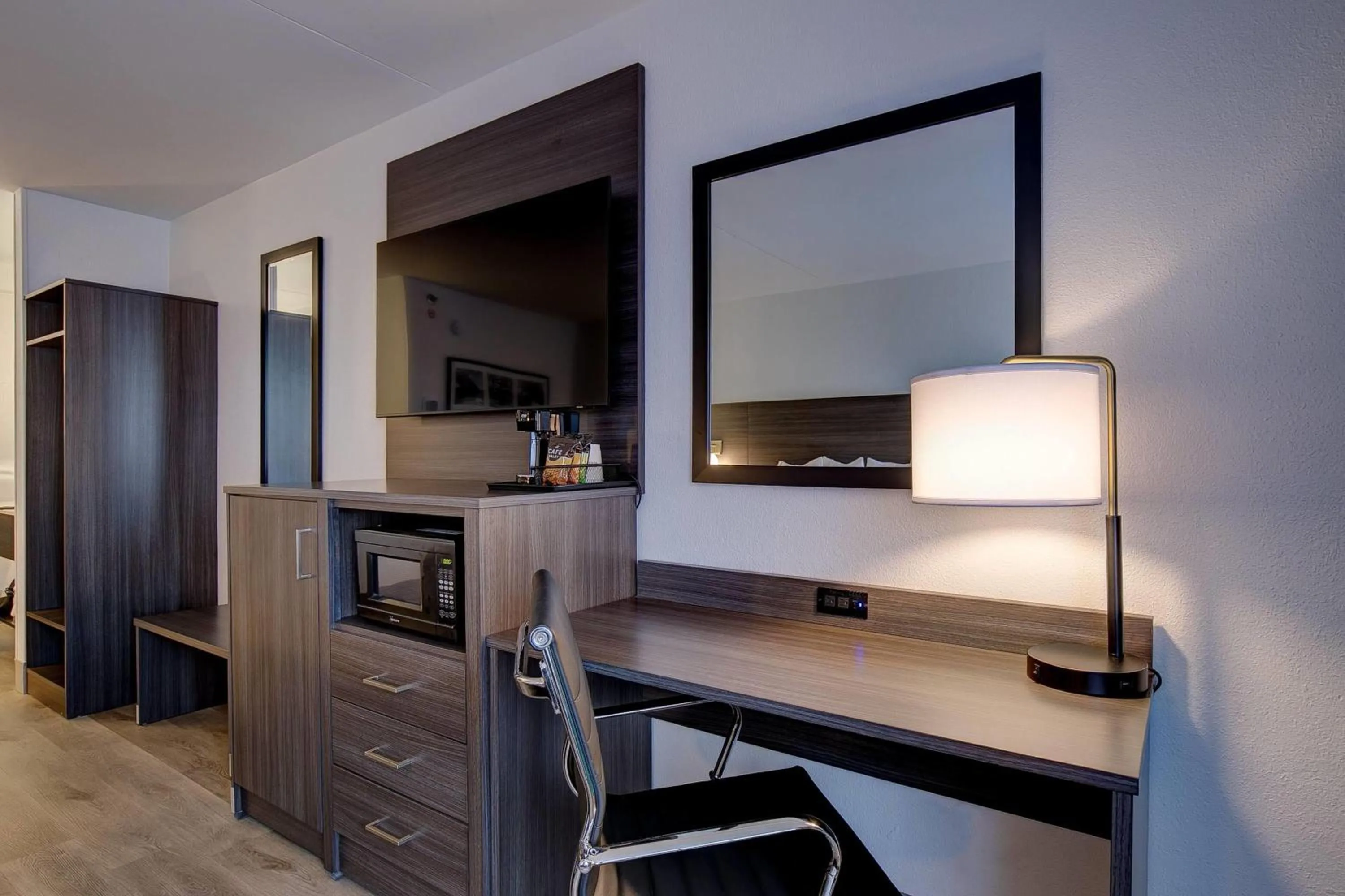 Photo of the whole room in La Quinta Inn by Wyndham Columbia SE Fort Jackson