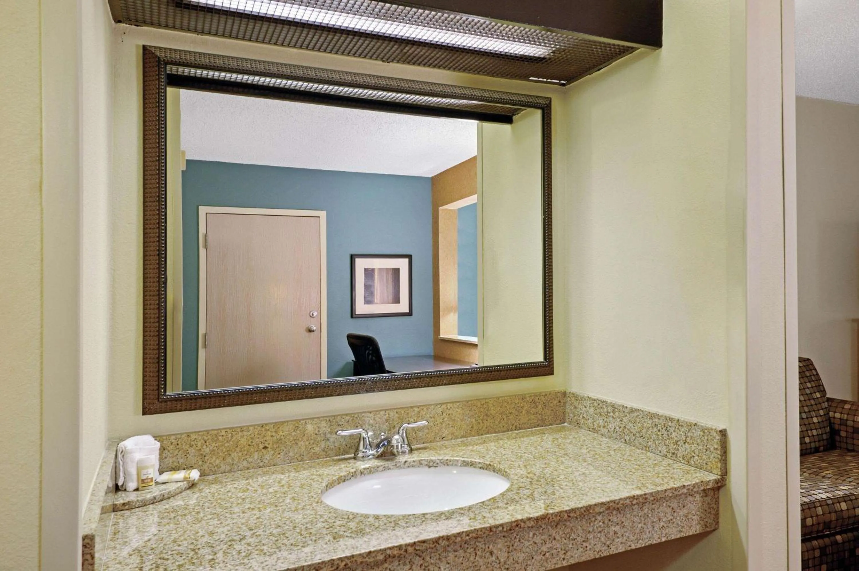 Bathroom in La Quinta Inn by Wyndham Columbia SE Fort Jackson