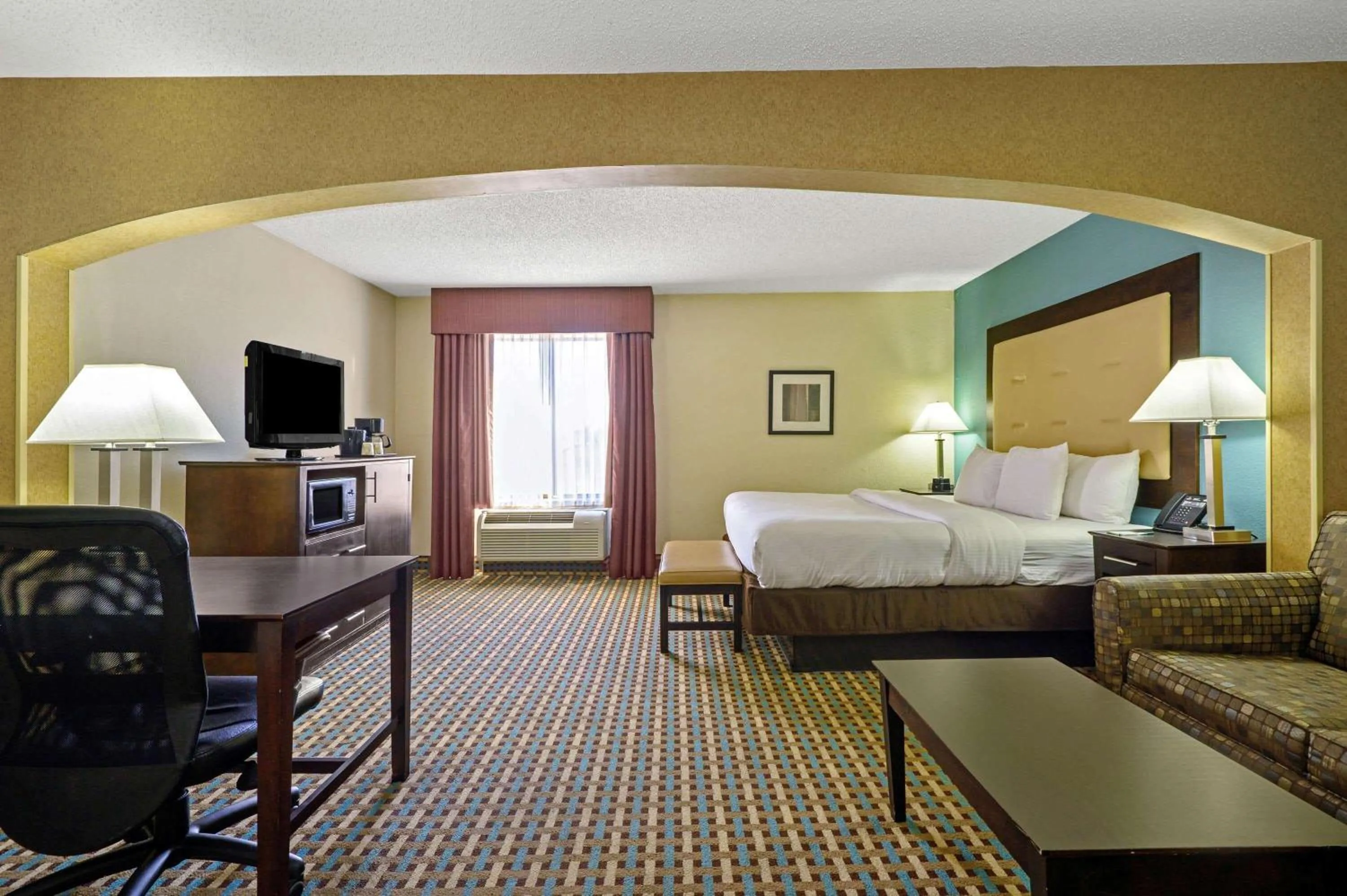 Photo of the whole room, Bed in La Quinta Inn by Wyndham Columbia SE Fort Jackson