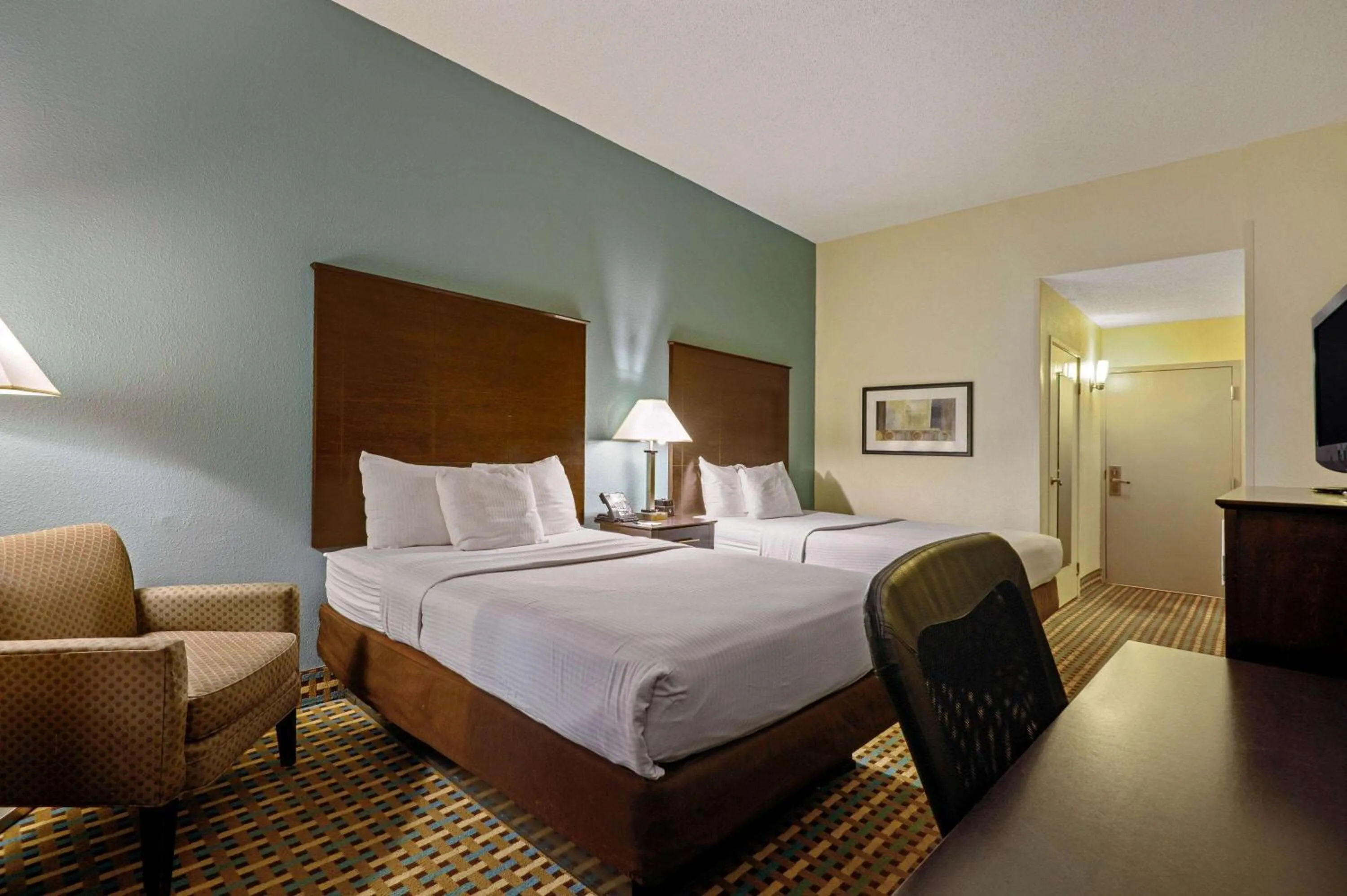 Photo of the whole room, Bed in La Quinta Inn by Wyndham Columbia SE Fort Jackson