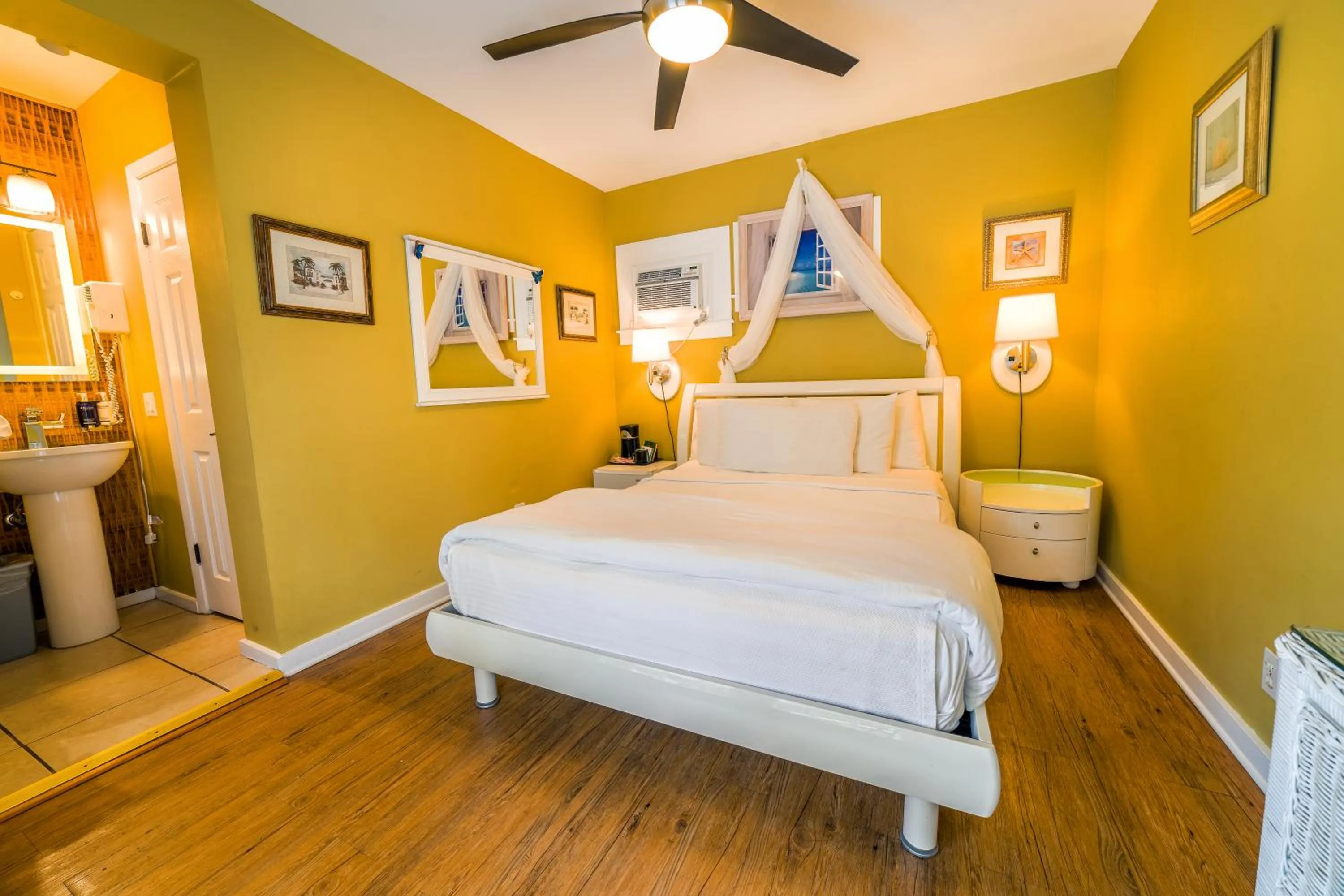 Photo of the whole room, Bed in Seascape Tropical Inn