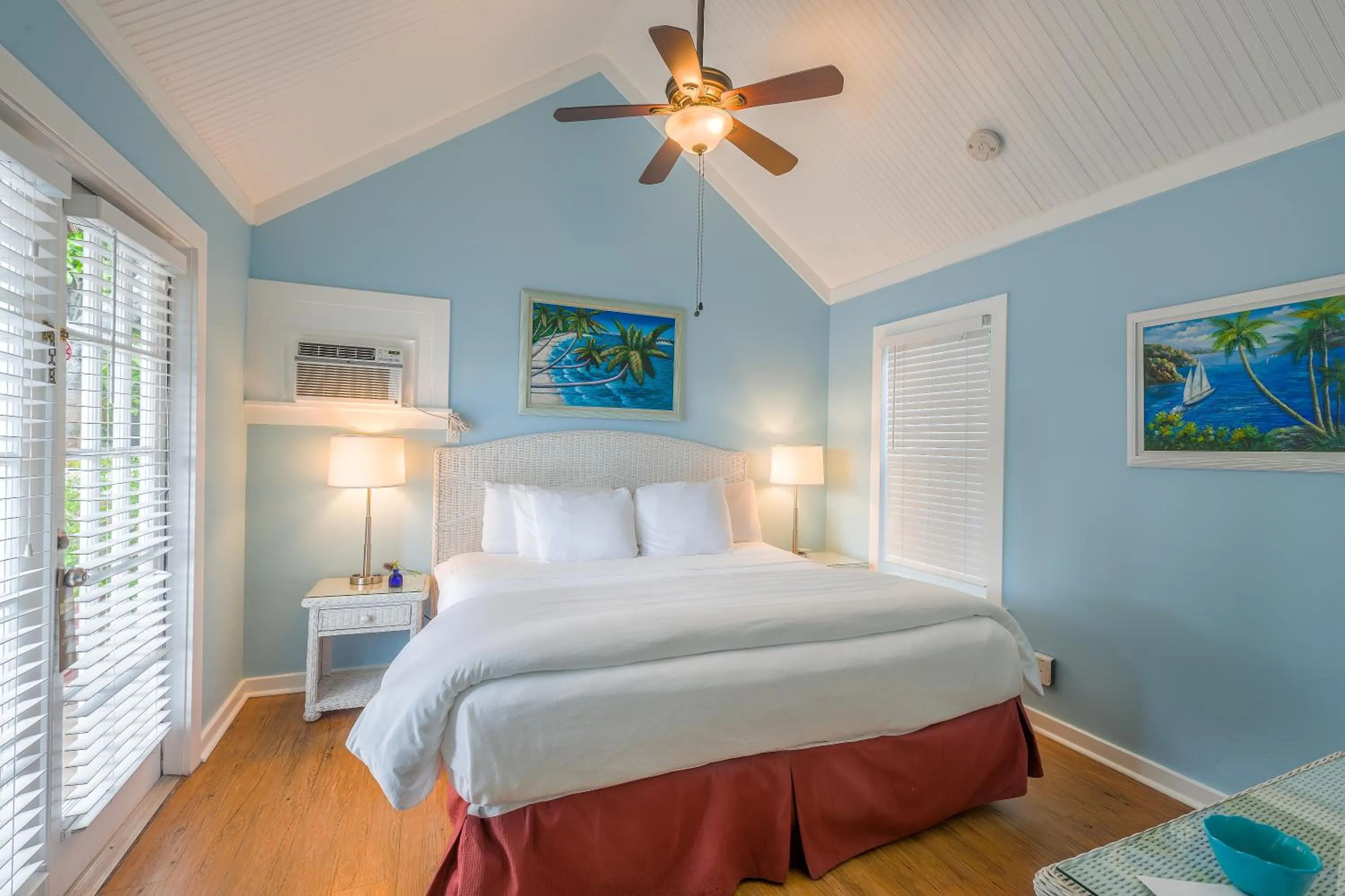 Photo of the whole room, Bed in Seascape Tropical Inn