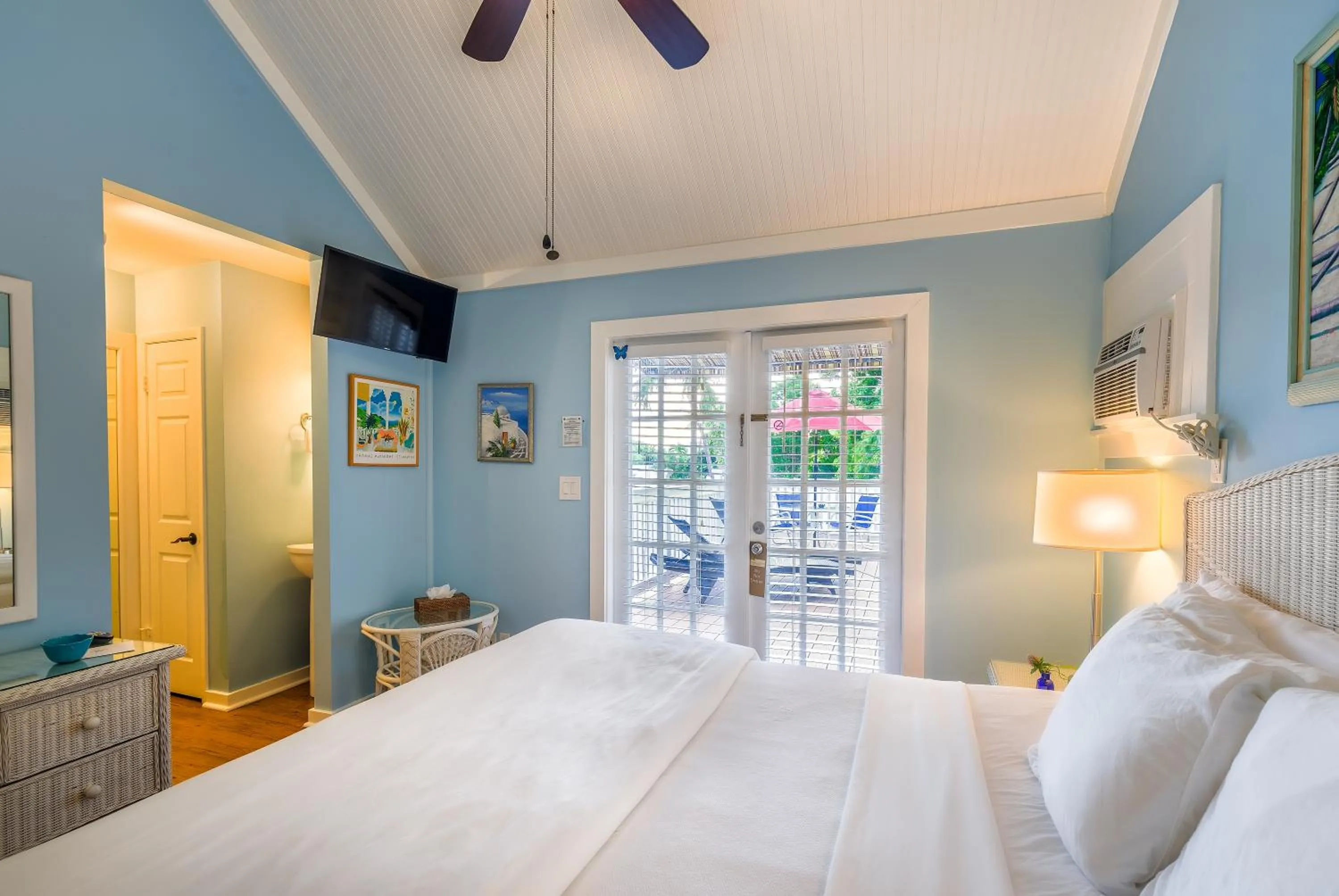 Photo of the whole room, Bed in Seascape Tropical Inn