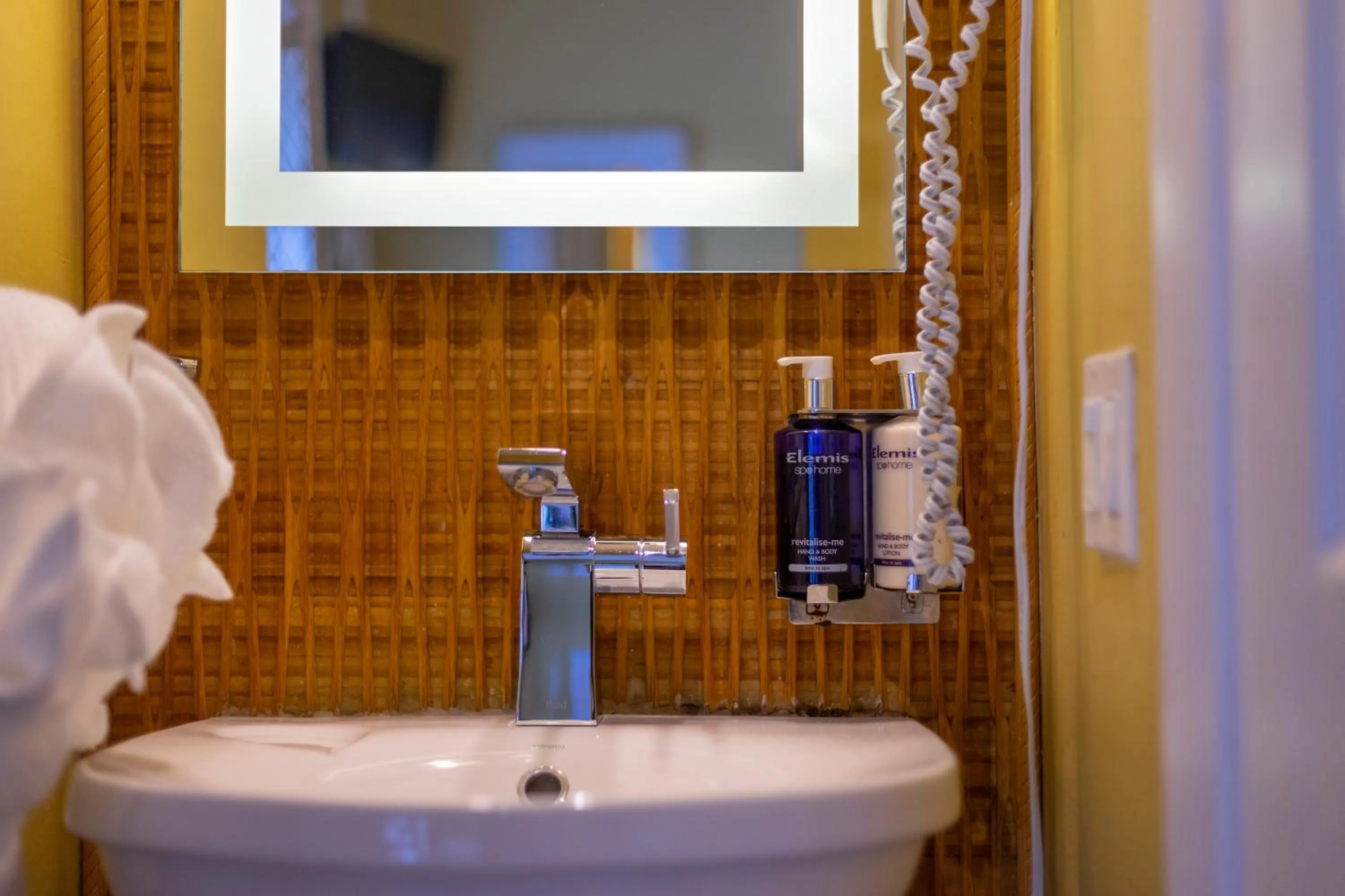 Bathroom in Seascape Tropical Inn