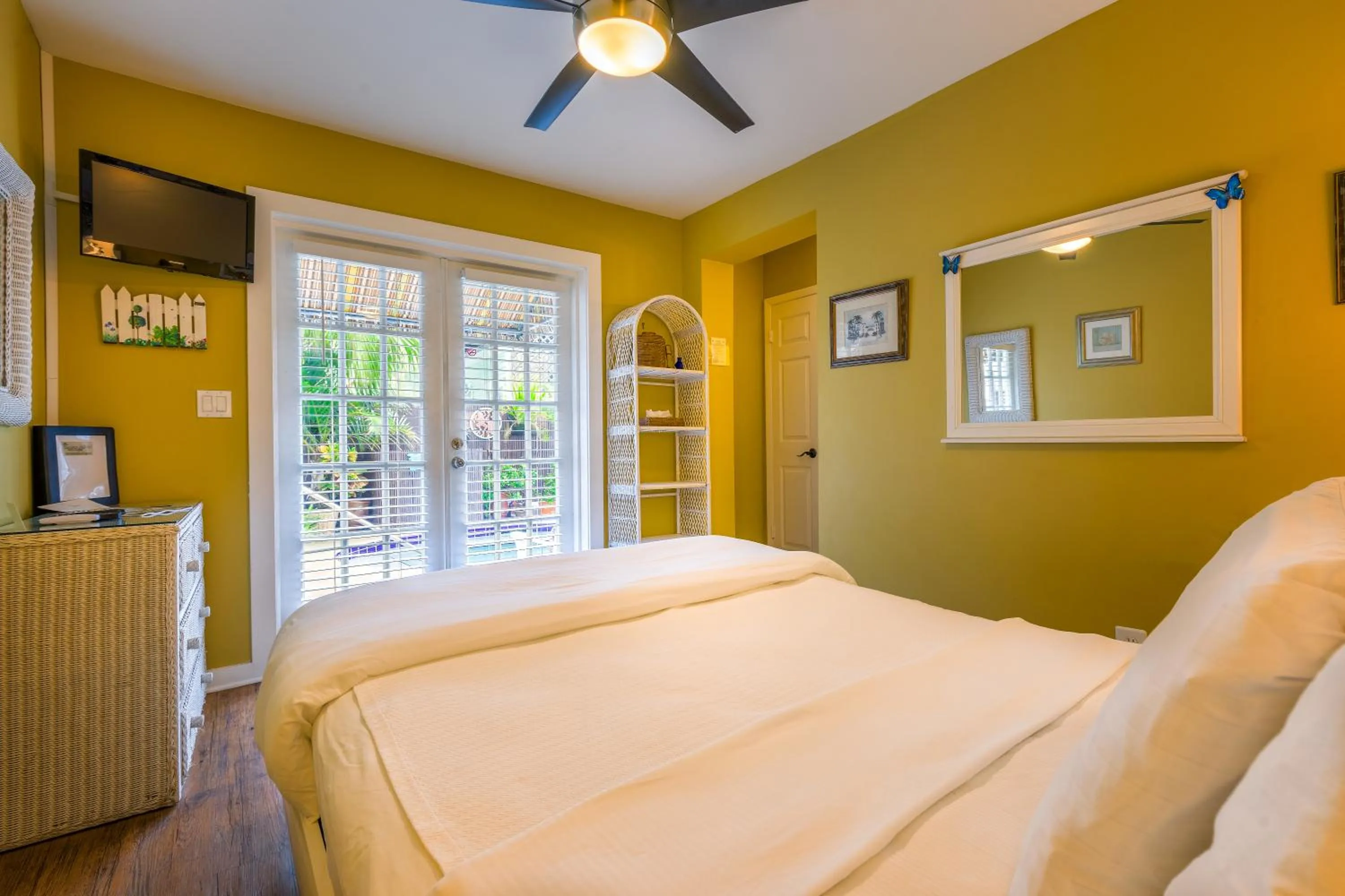 Photo of the whole room, Bed in Seascape Tropical Inn