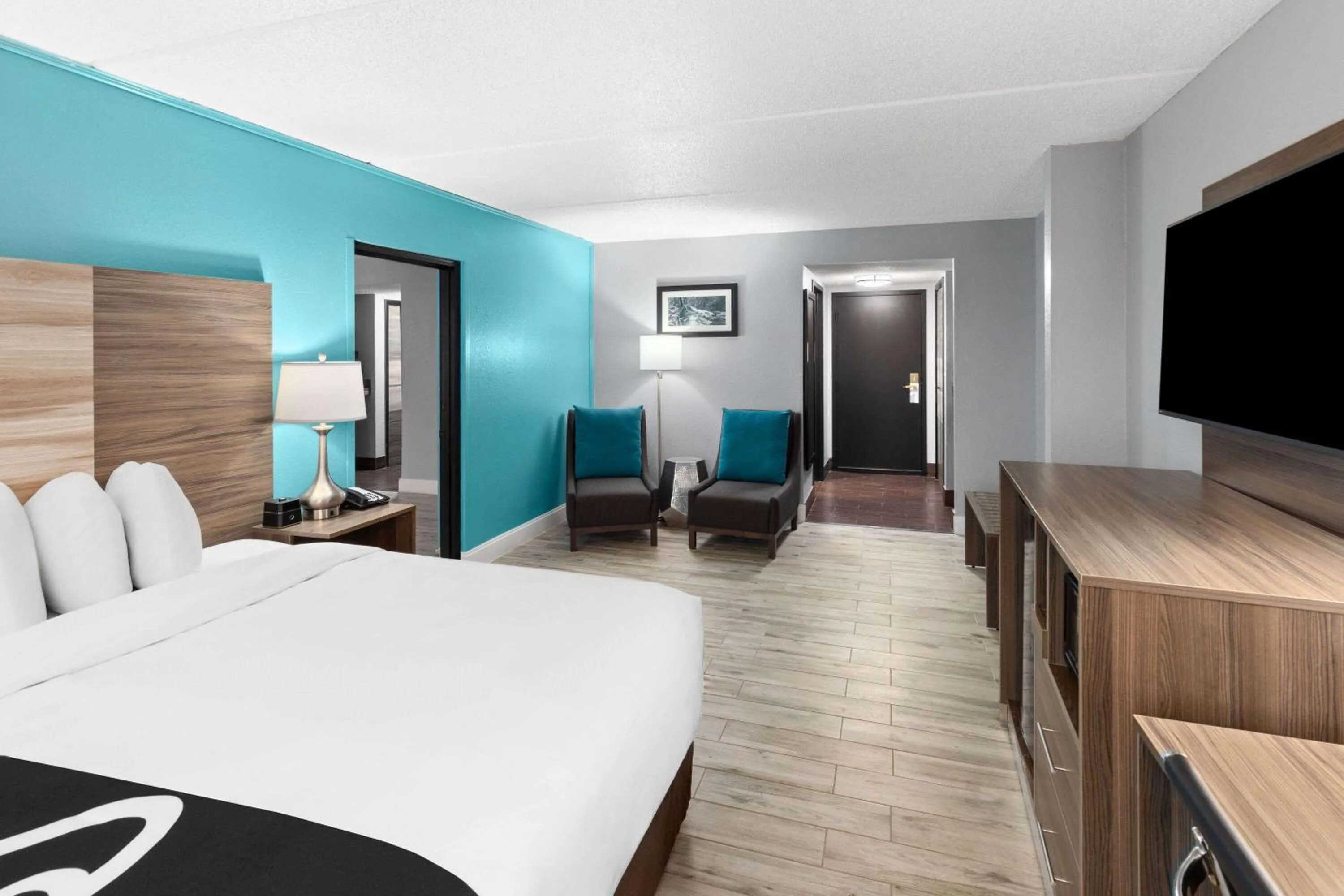 Photo of the whole room, Bed in La Quinta by Wyndham Sevierville / Kodak