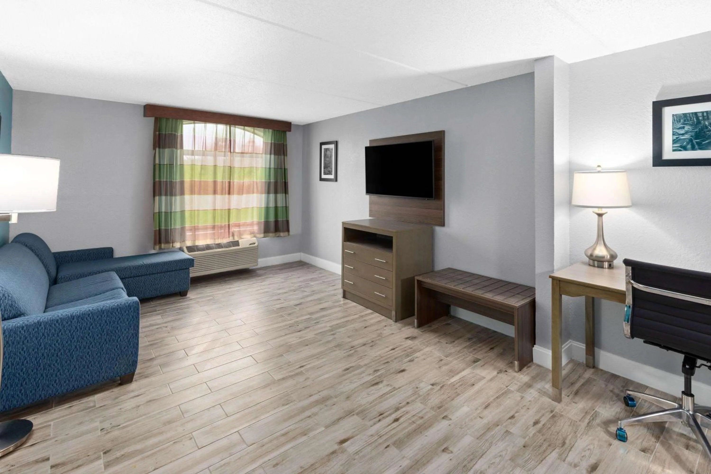 Photo of the whole room in La Quinta by Wyndham Sevierville / Kodak