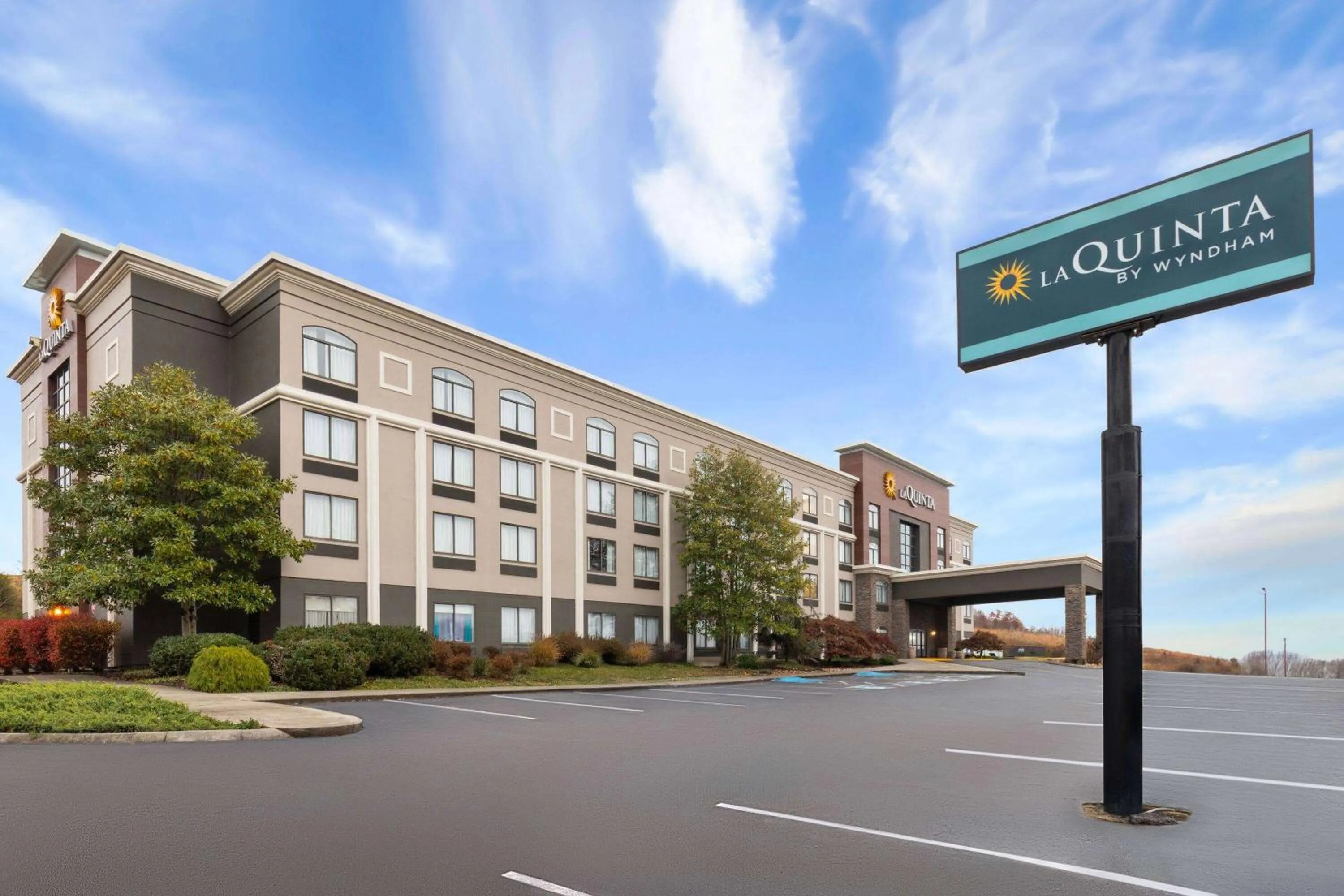 Property building in La Quinta by Wyndham Sevierville / Kodak