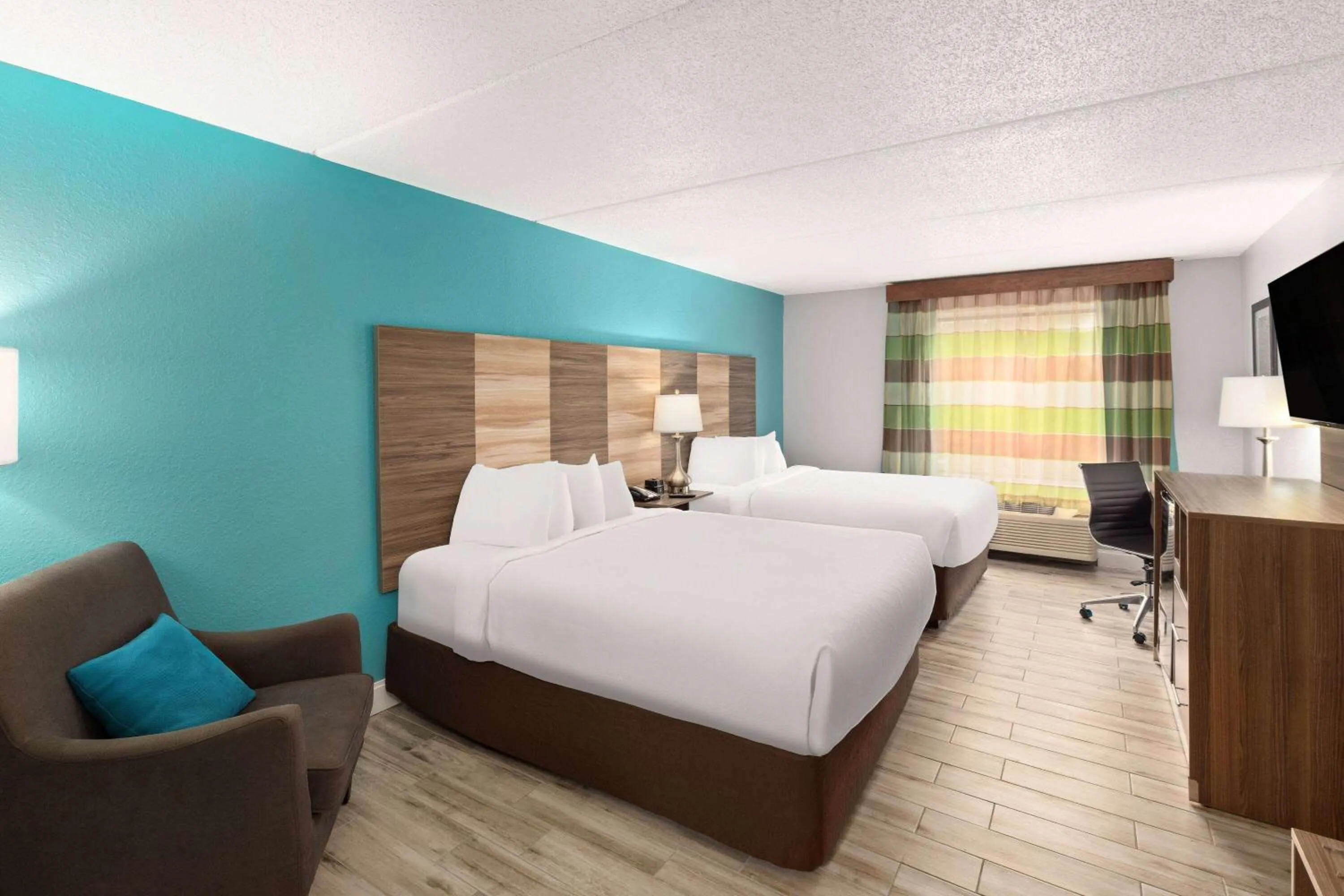 Photo of the whole room, Bed in La Quinta by Wyndham Sevierville / Kodak