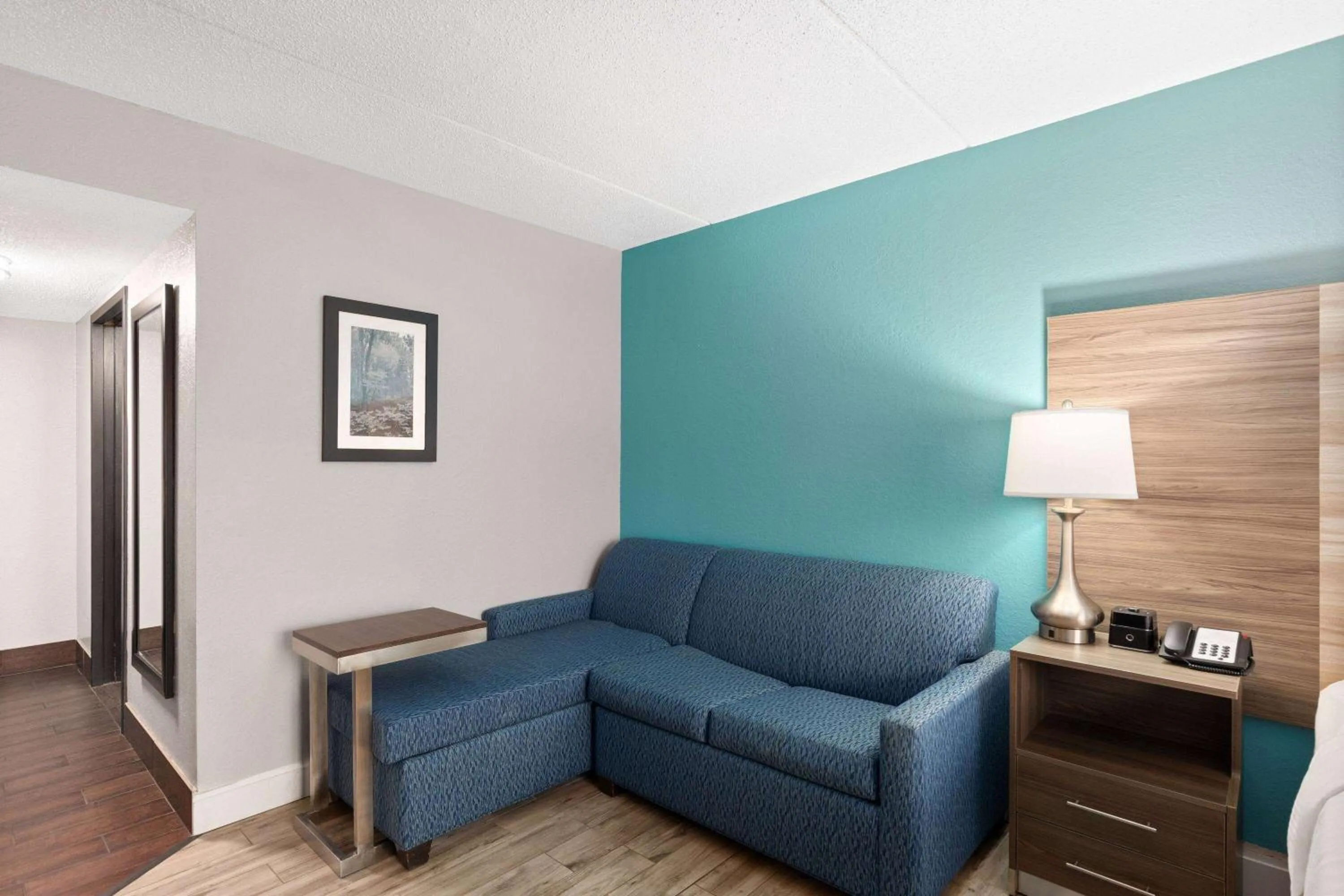 Photo of the whole room in La Quinta by Wyndham Sevierville / Kodak