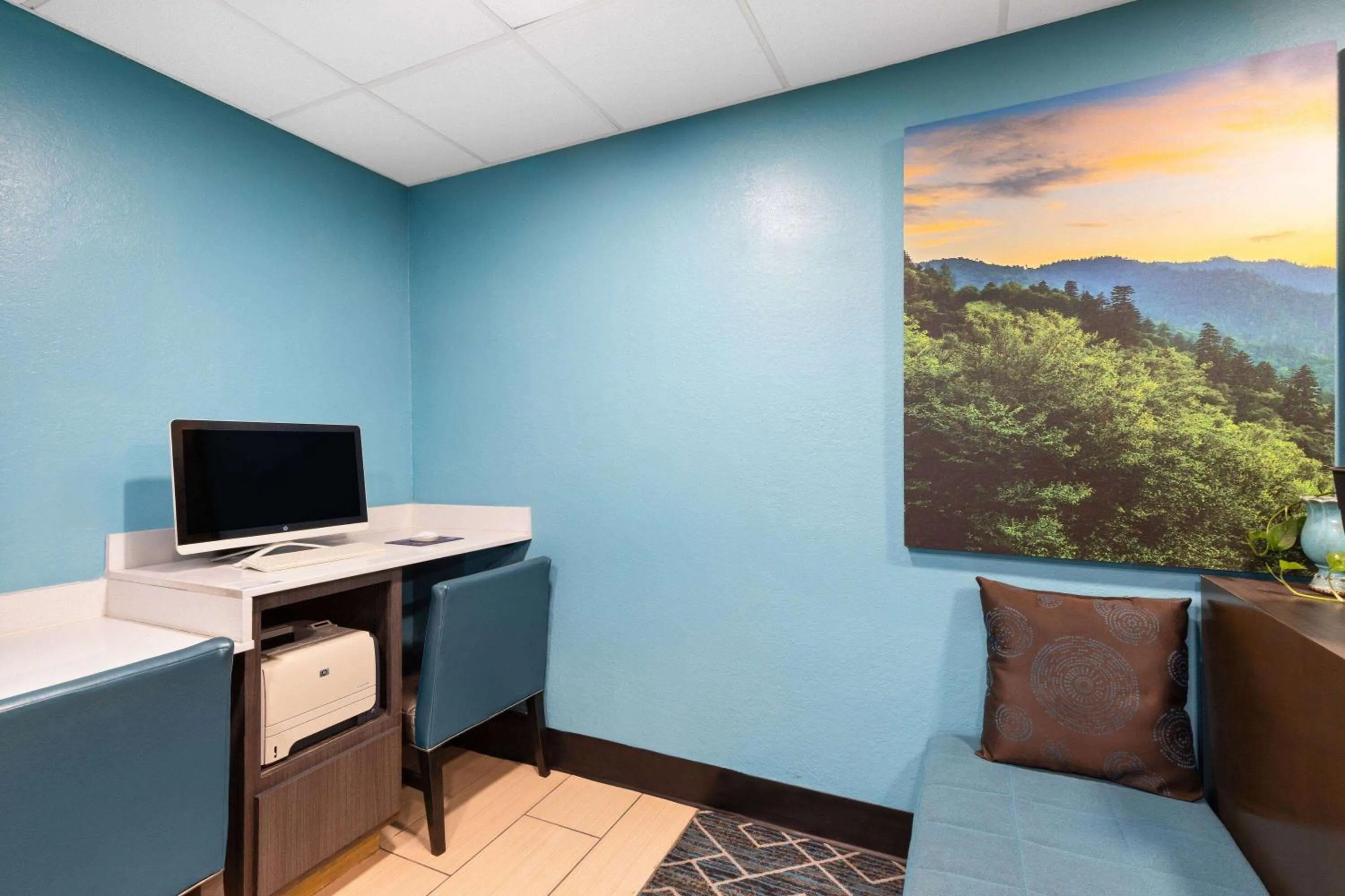 Business facilities in La Quinta by Wyndham Sevierville / Kodak