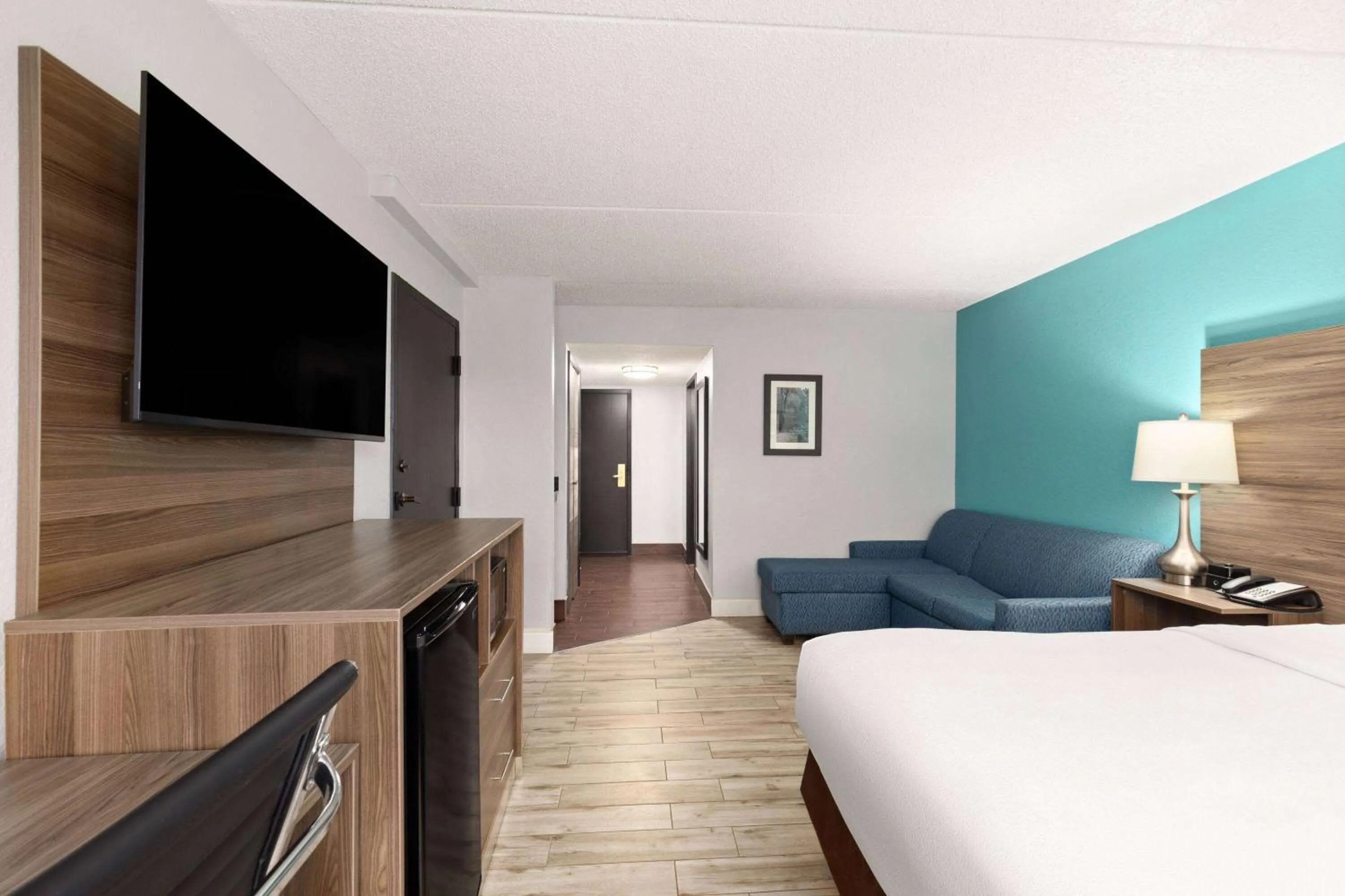 Photo of the whole room, Bed in La Quinta by Wyndham Sevierville / Kodak