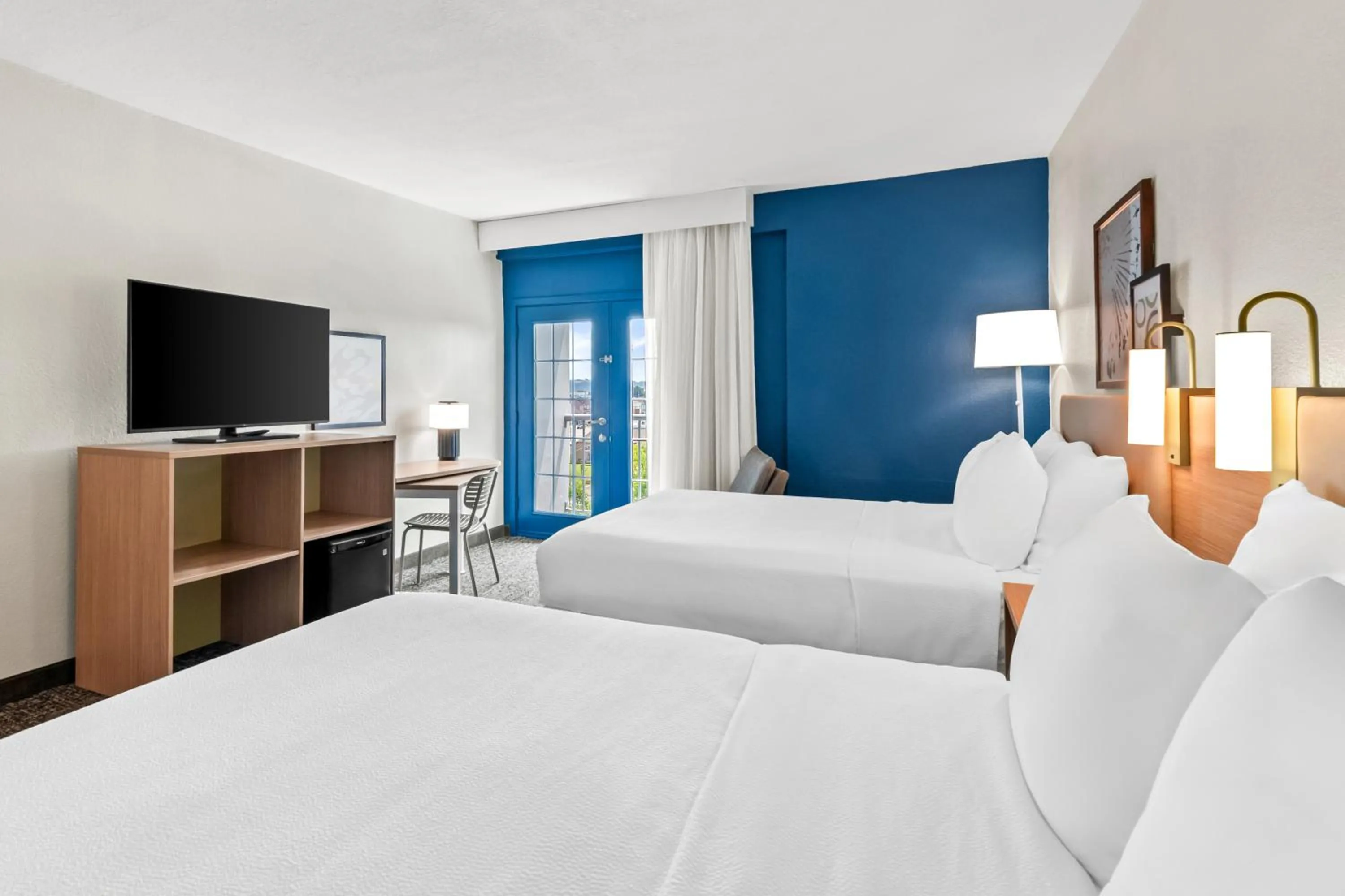 Photo of the whole room, Bed in Spark by Hilton Chattanooga Downtown