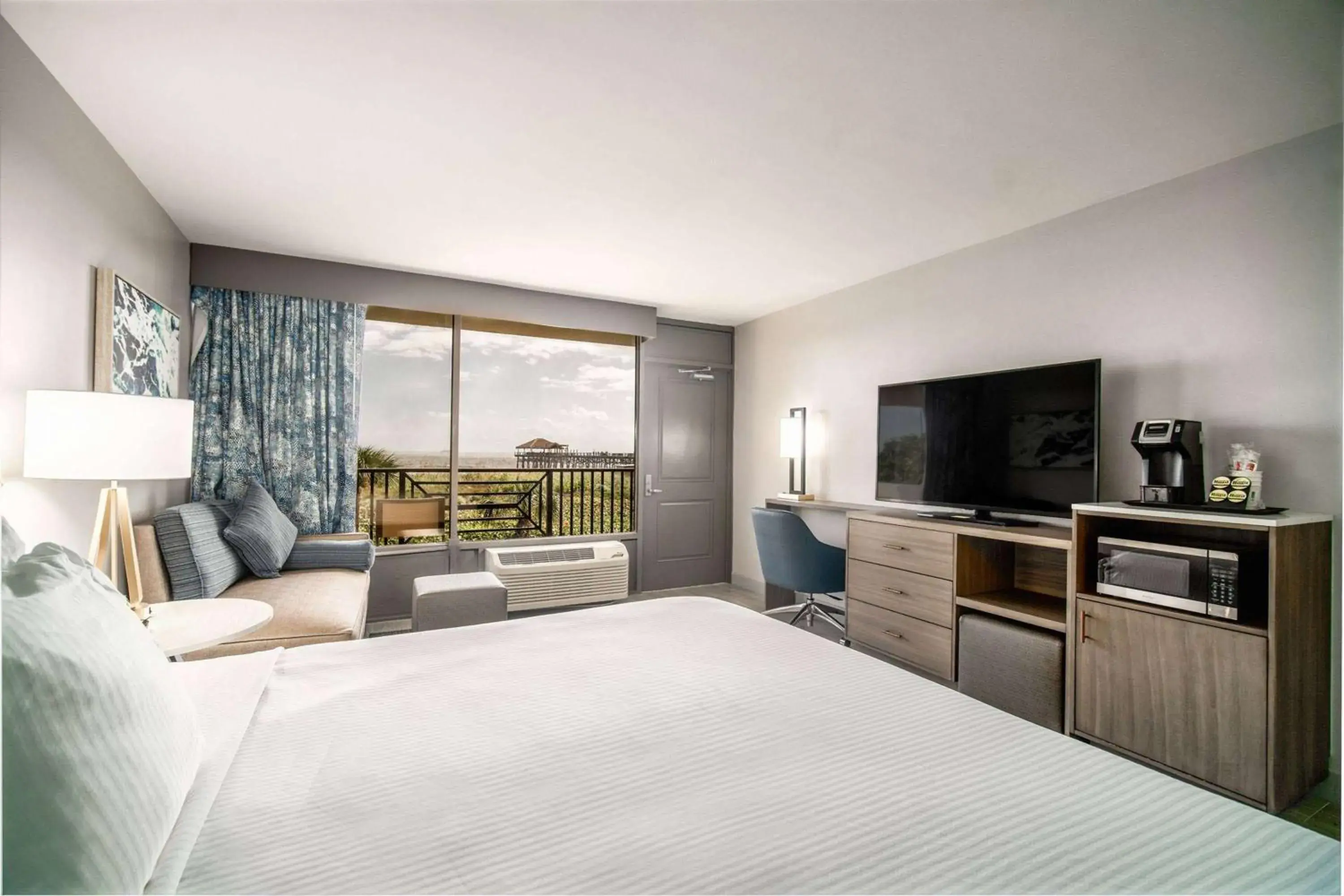 King Room with Mobility Access and Bathtub with Grab Bar/ Ocean/Pool View - No Smoking in La Quinta by Wyndham Cocoa Beach Oceanfront King Room with Mobility Access and Bathtub with Grab Bar/ Ocean/Pool View - No Smoking in La Quinta by Wyndham Cocoa Beach Oceanfront