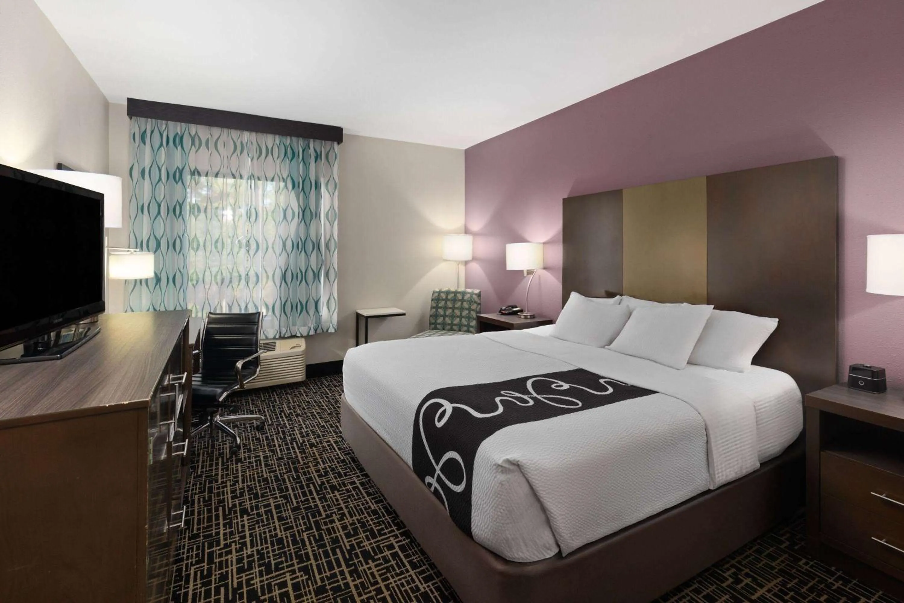 Photo of the whole room, Bed in La Quinta by Wyndham Snellville - Stone Mountain