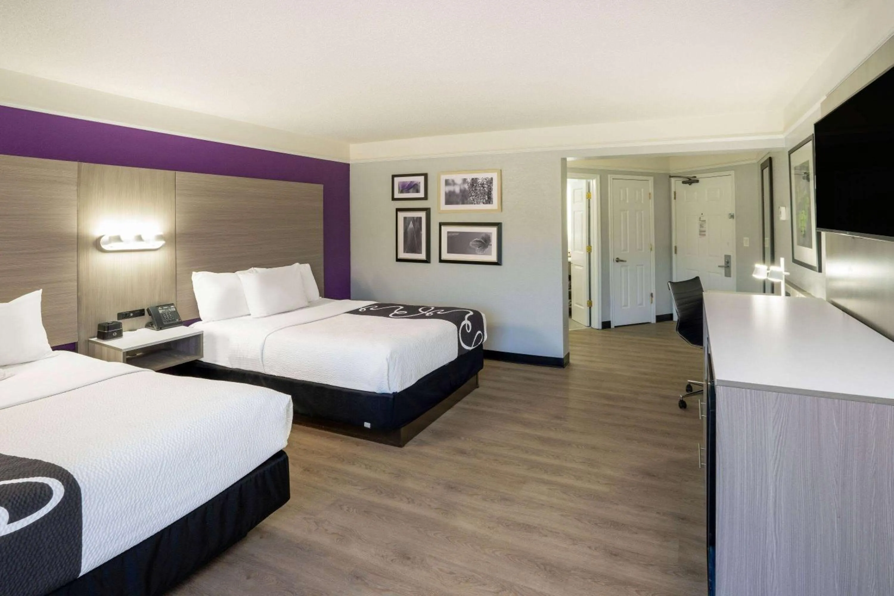 Photo of the whole room, Bed in La Quinta by Wyndham Birmingham Hoover