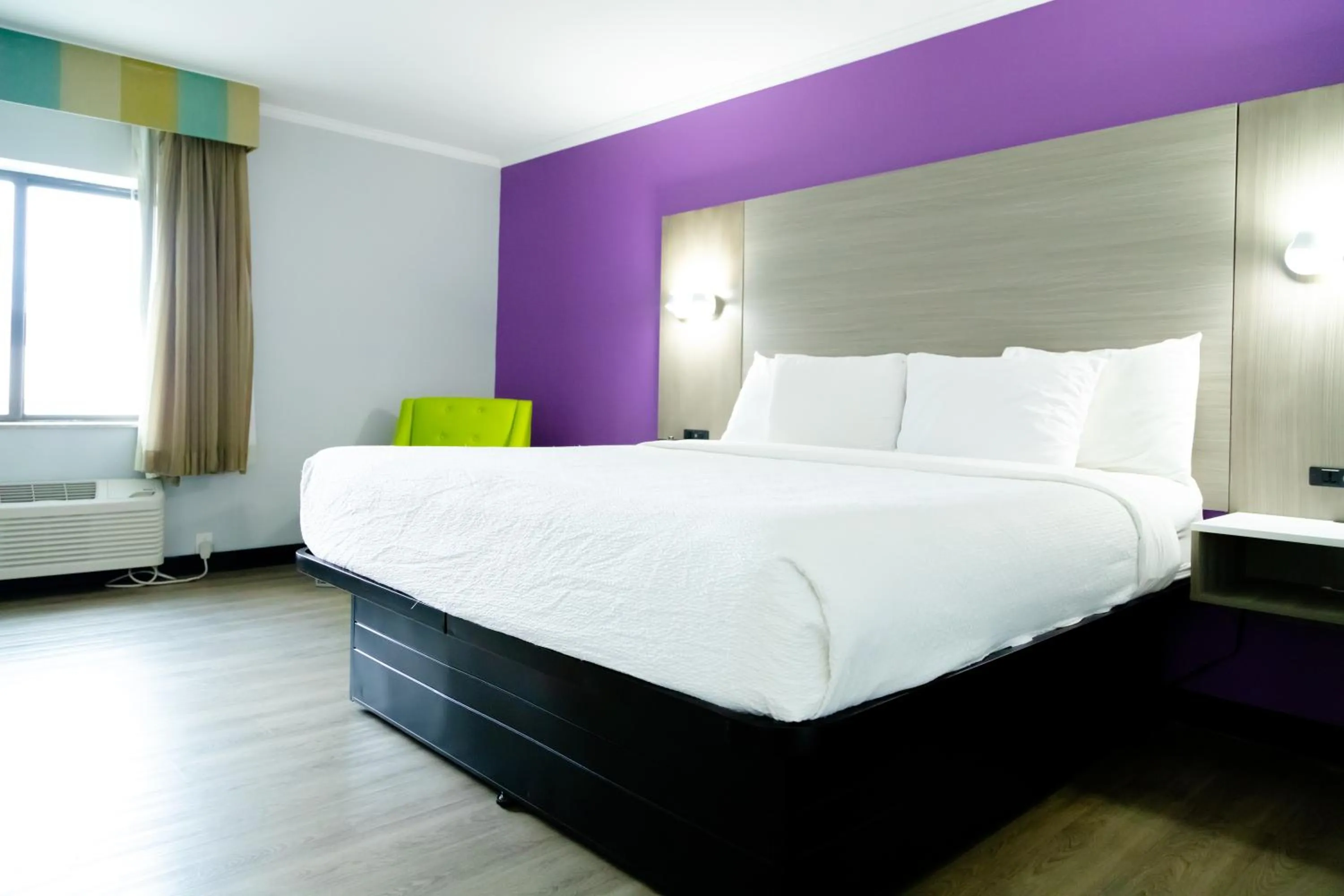 Bedroom, Bed in La Quinta Inn Birmingham - Inverness