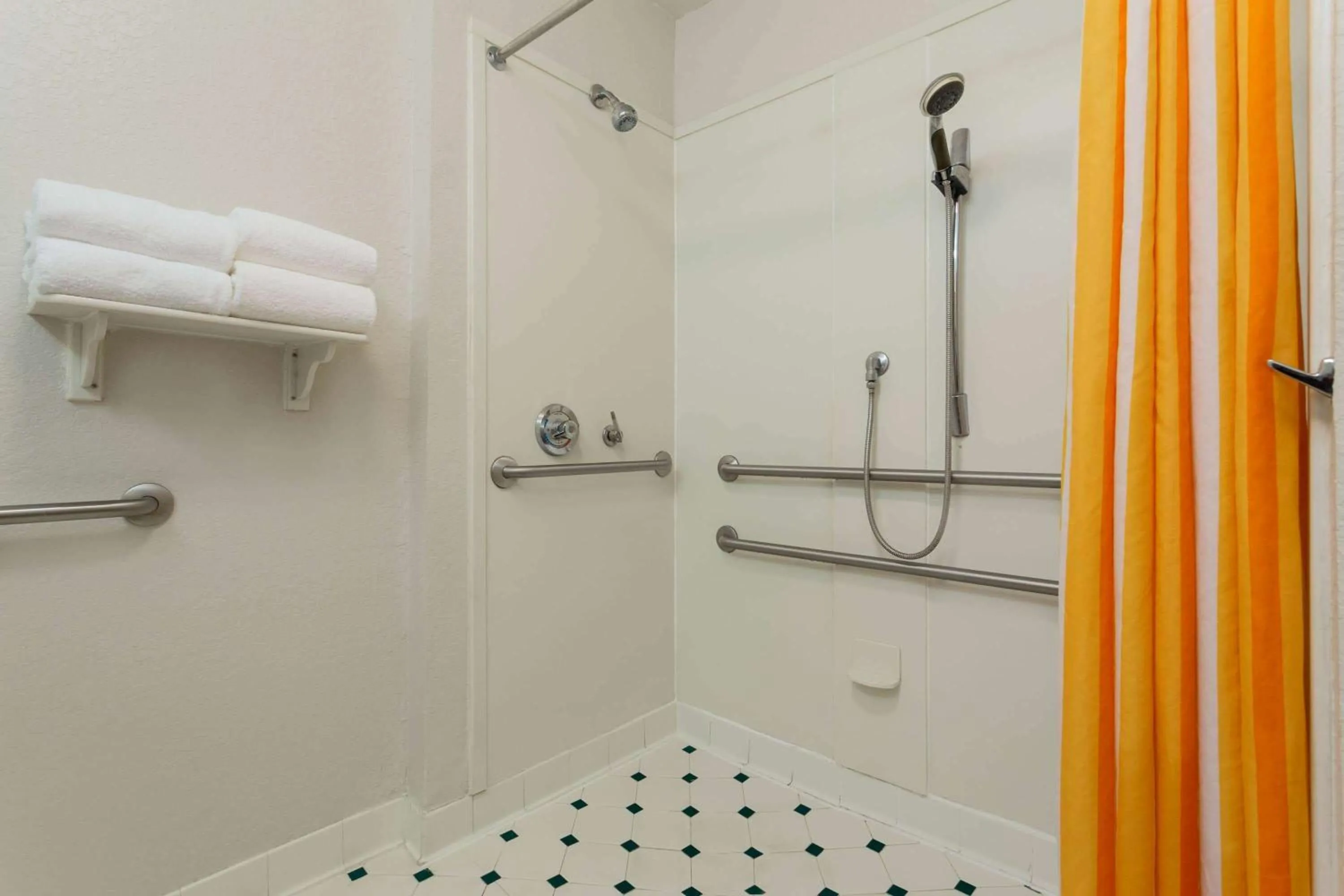Shower in La Quinta by Wyndham Lakeland West
