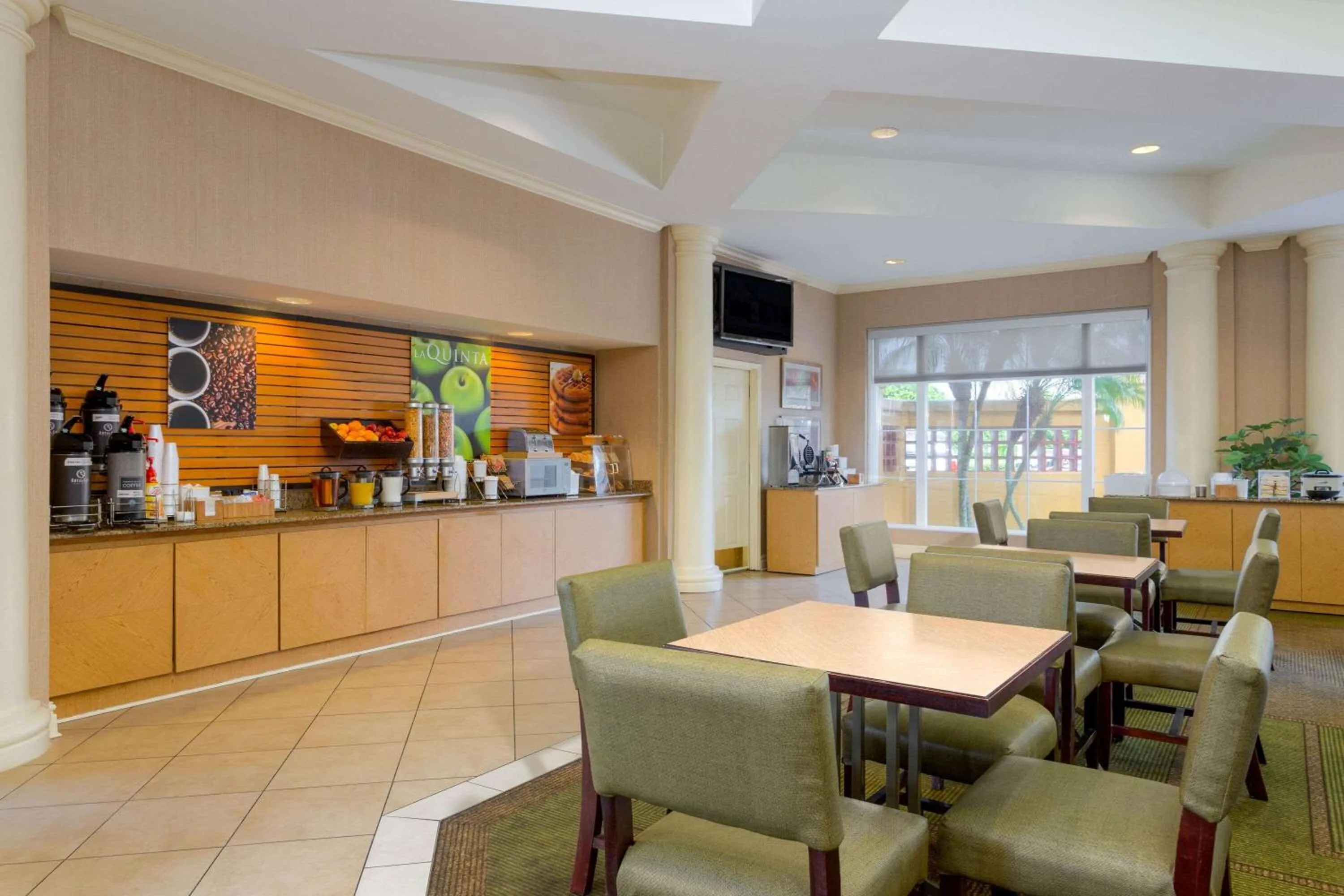Restaurant/places to eat in La Quinta by Wyndham Lakeland West