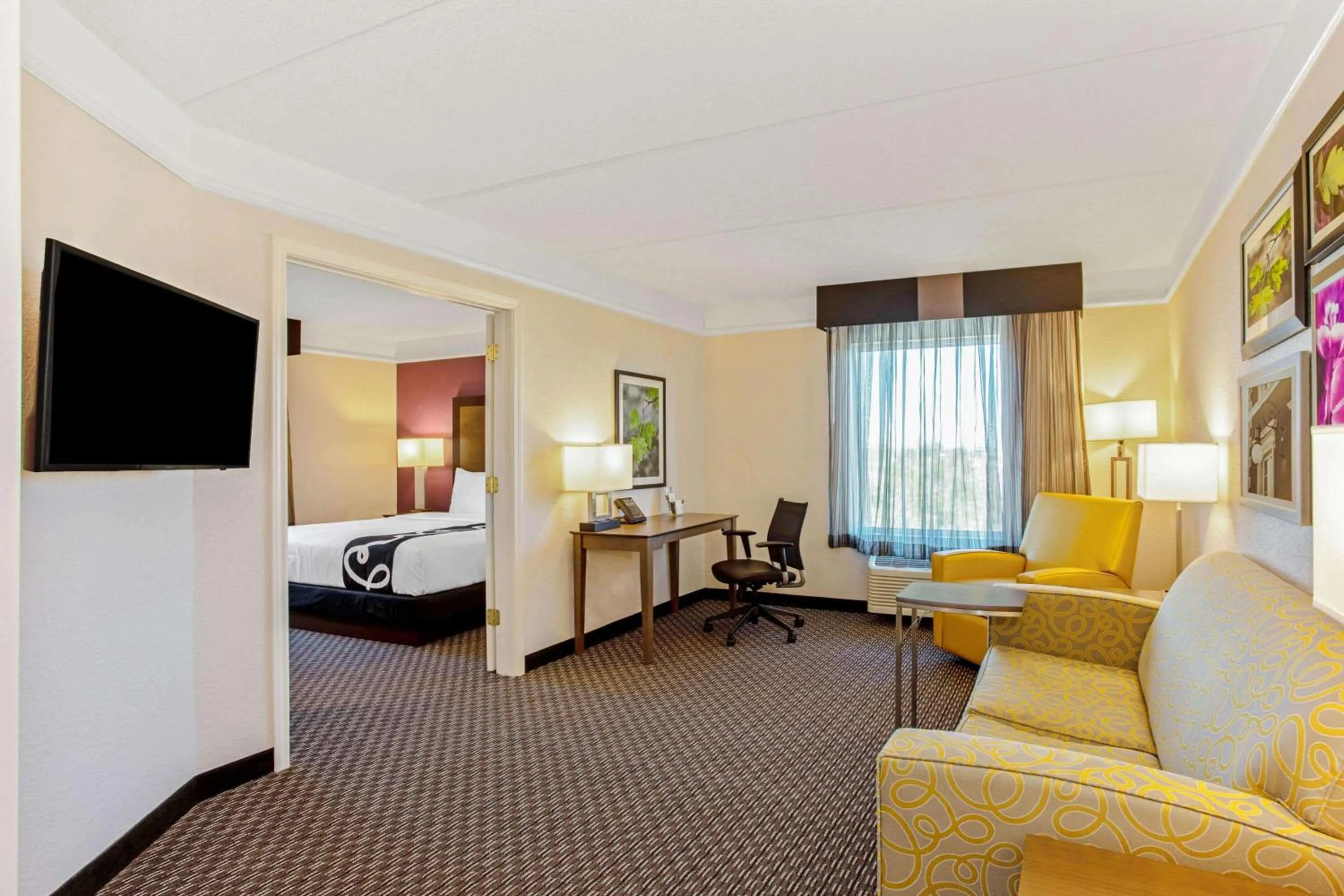 Photo of the whole room, Bed in La Quinta Inn & Suites by Wyndham Panama City