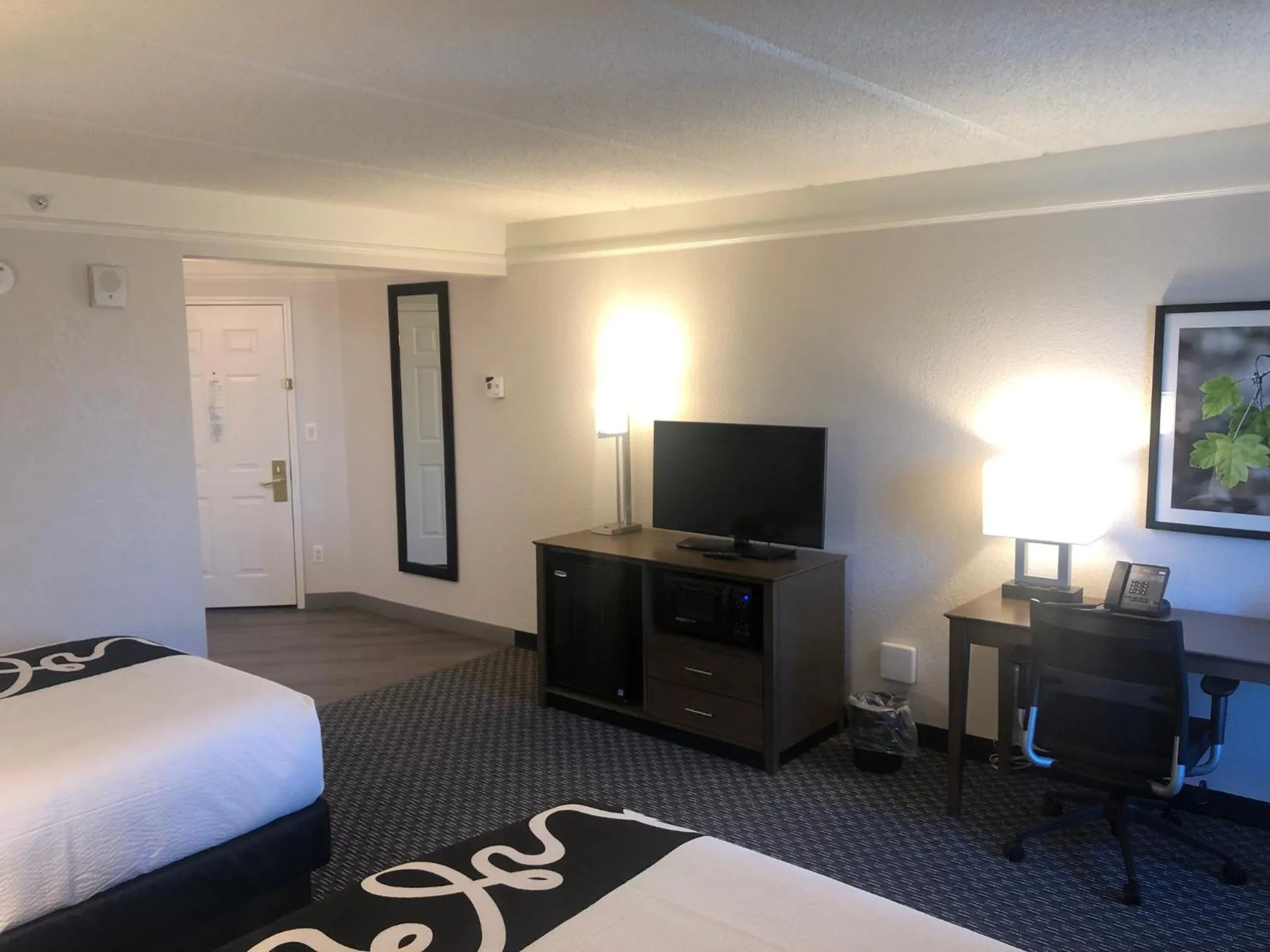 Photo of the whole room, Bed in La Quinta Inn & Suites by Wyndham Panama City