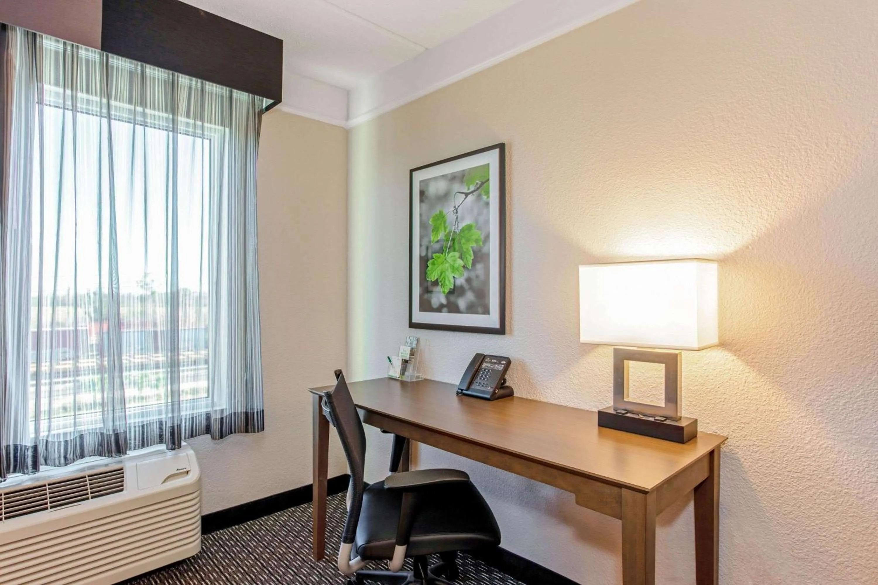 Photo of the whole room, Bed in La Quinta Inn & Suites by Wyndham Panama City