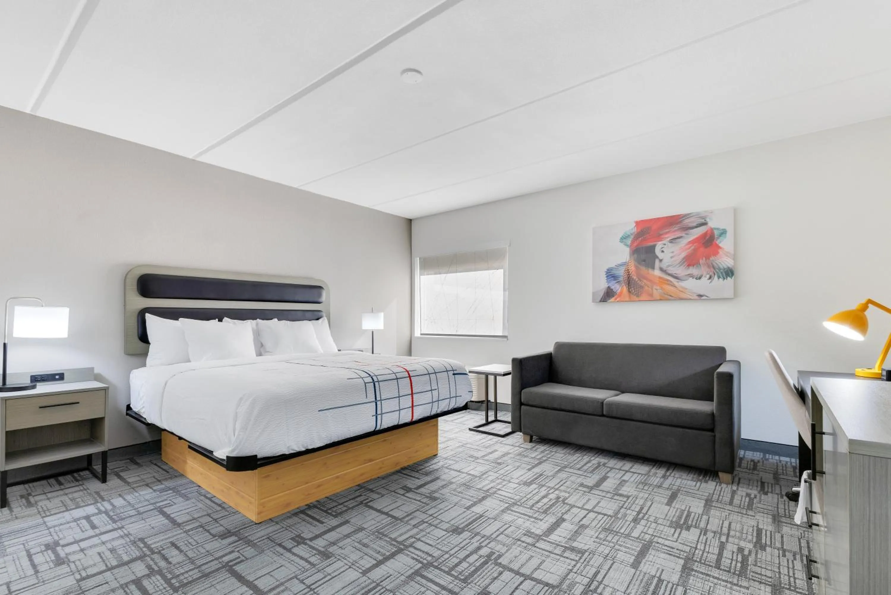 Bed in La Quinta Inn & Suites by Wyndham Jacksonville Mandarin