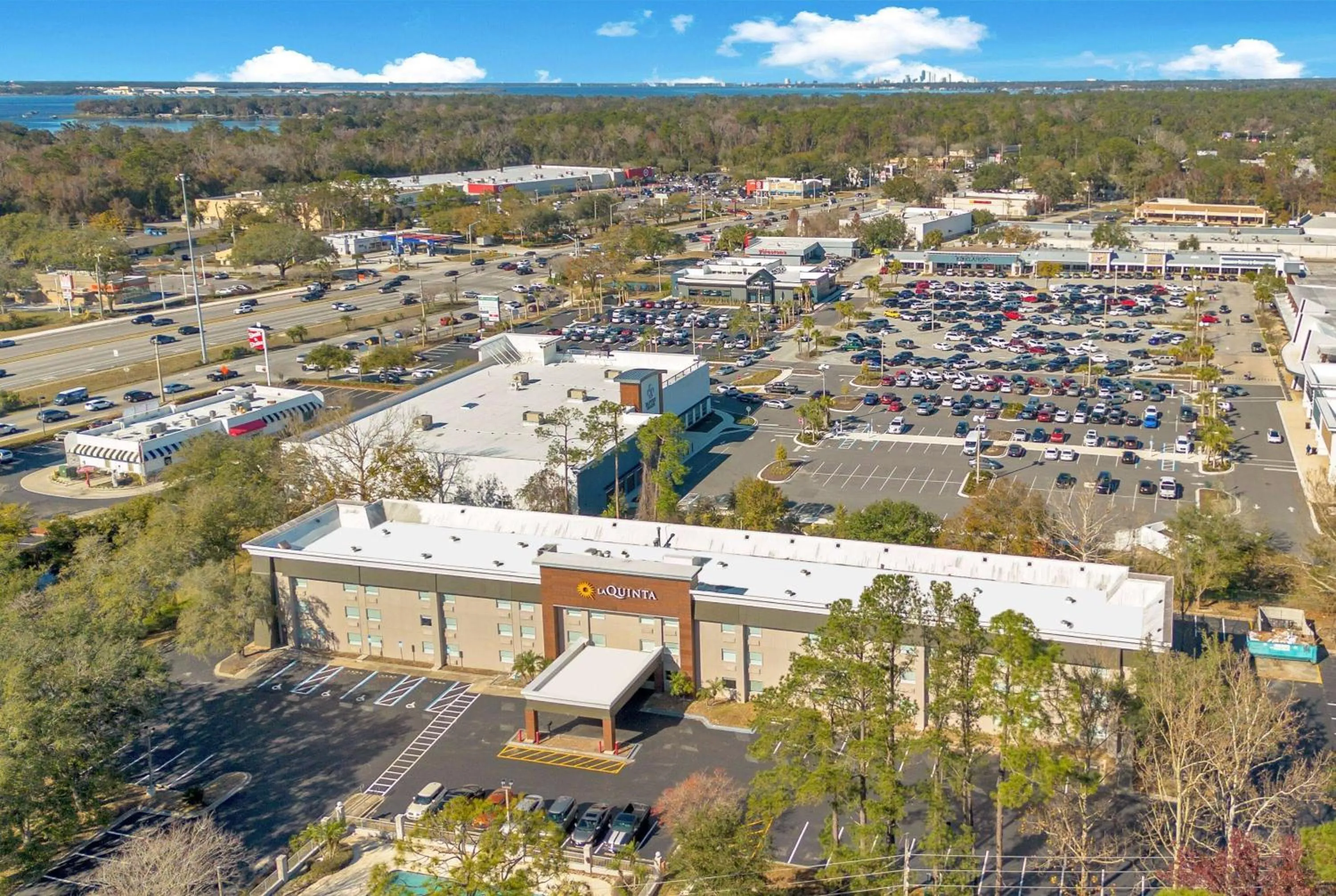 Property building in La Quinta Inn & Suites by Wyndham Jacksonville Mandarin
