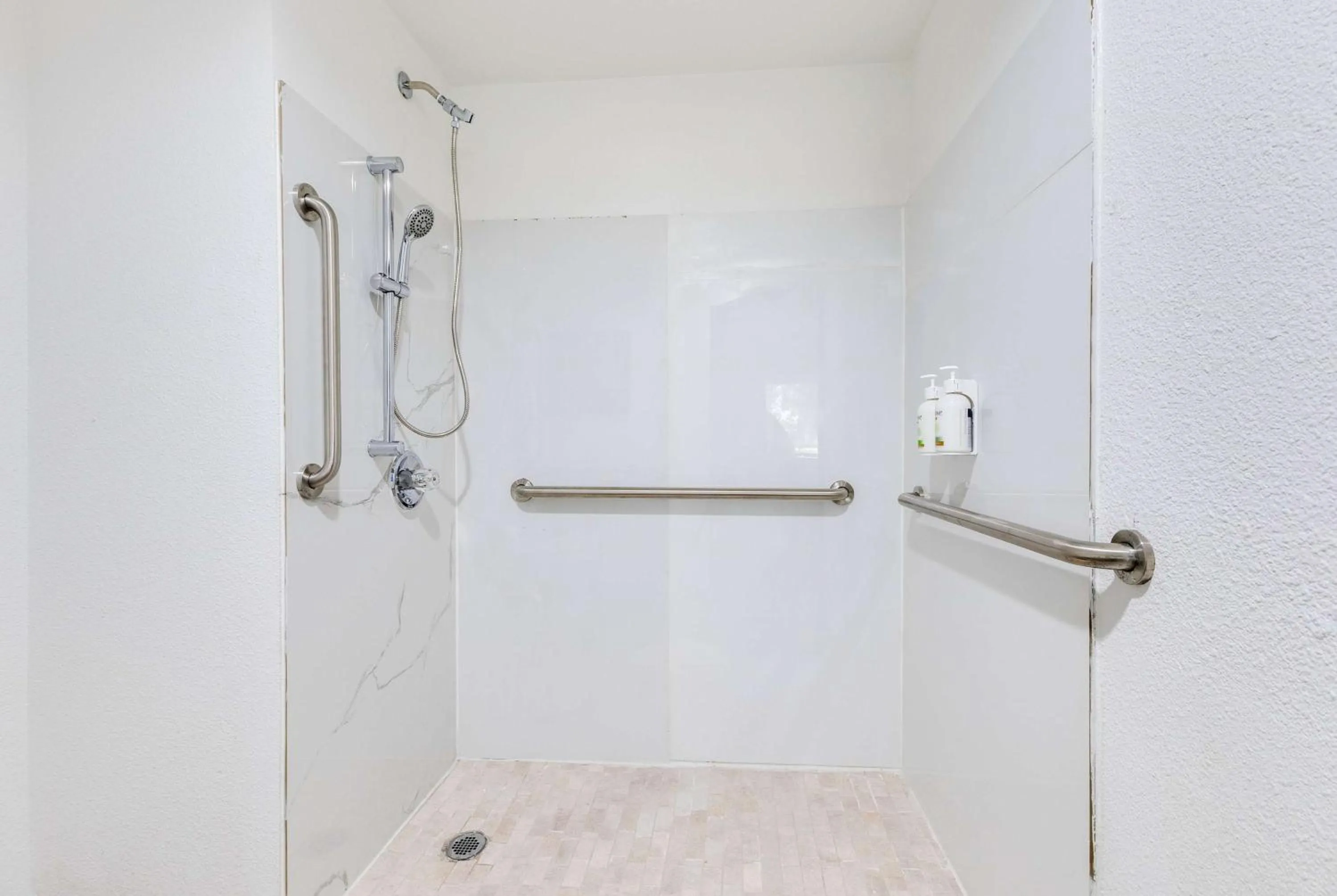 Bathroom in La Quinta Inn & Suites by Wyndham Jacksonville Mandarin