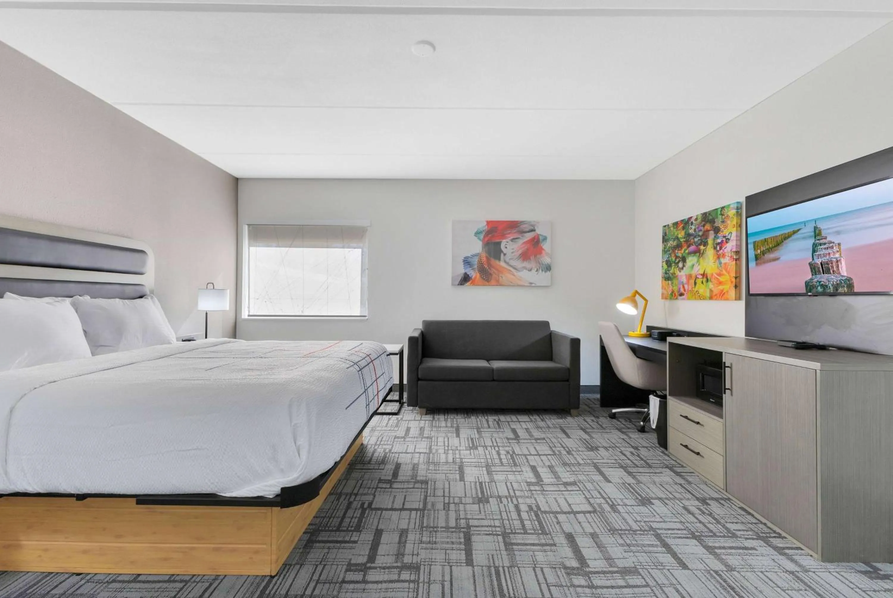 Photo of the whole room, Bed in La Quinta Inn & Suites by Wyndham Jacksonville Mandarin