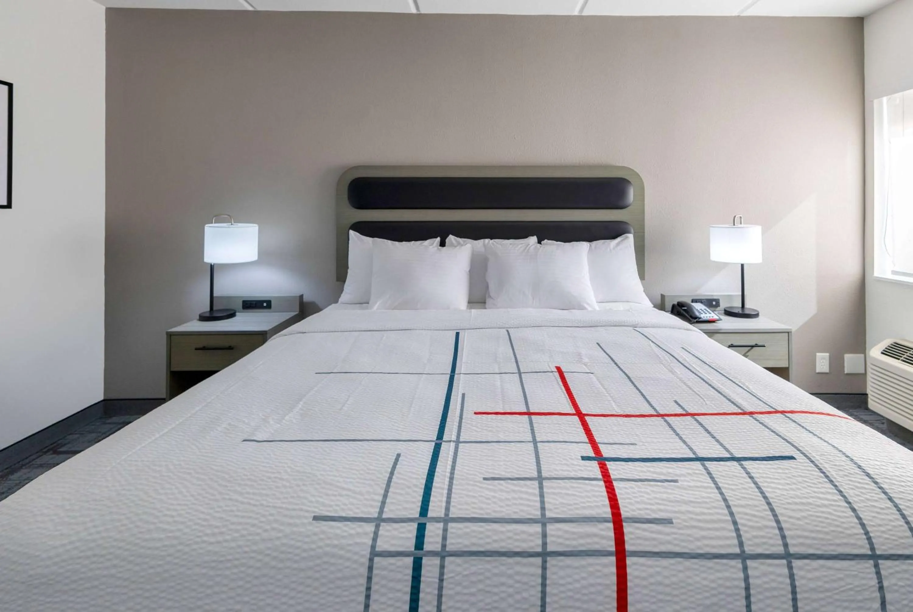 Photo of the whole room, Bed in La Quinta Inn & Suites by Wyndham Jacksonville Mandarin