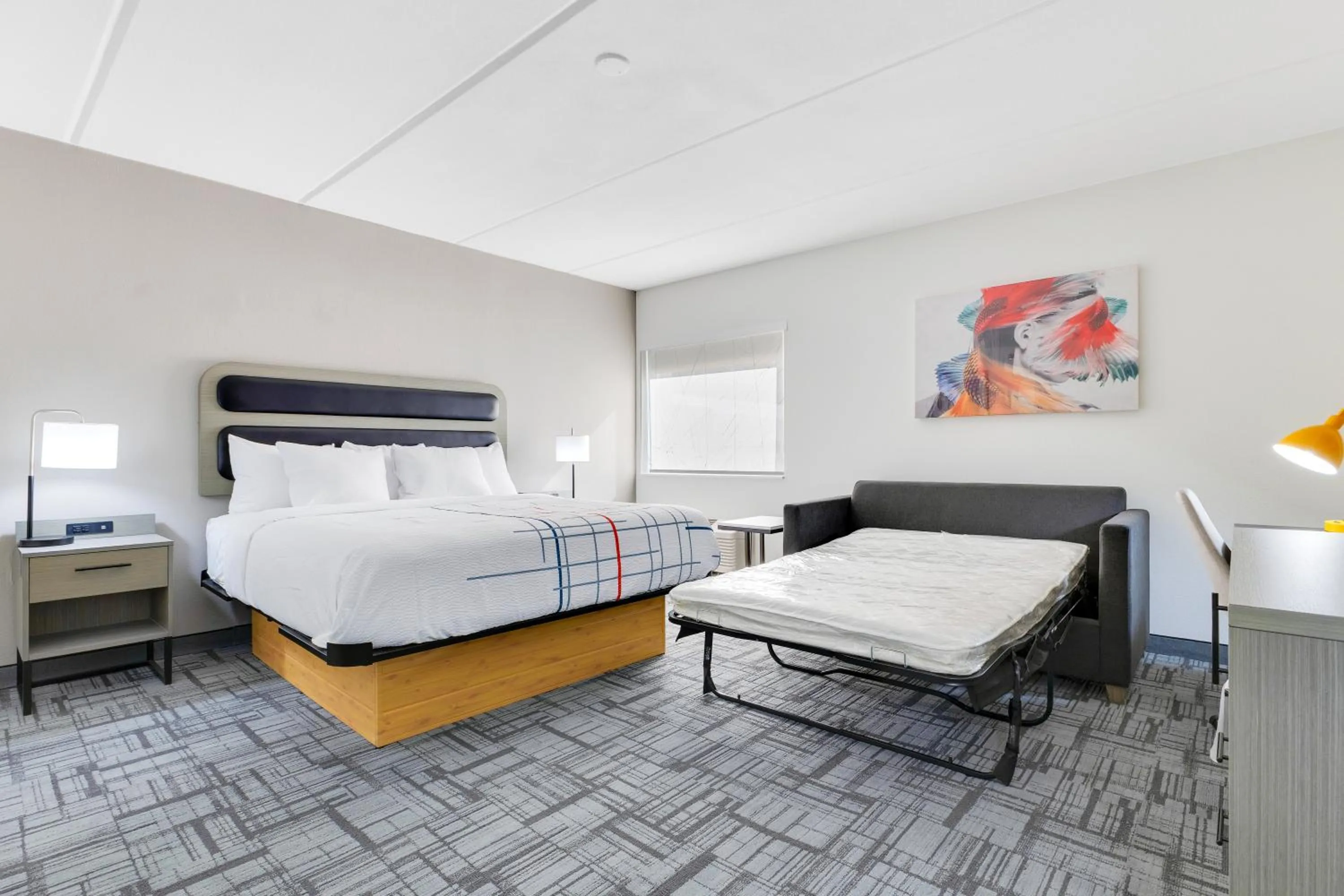 Bed in La Quinta Inn & Suites by Wyndham Jacksonville Mandarin