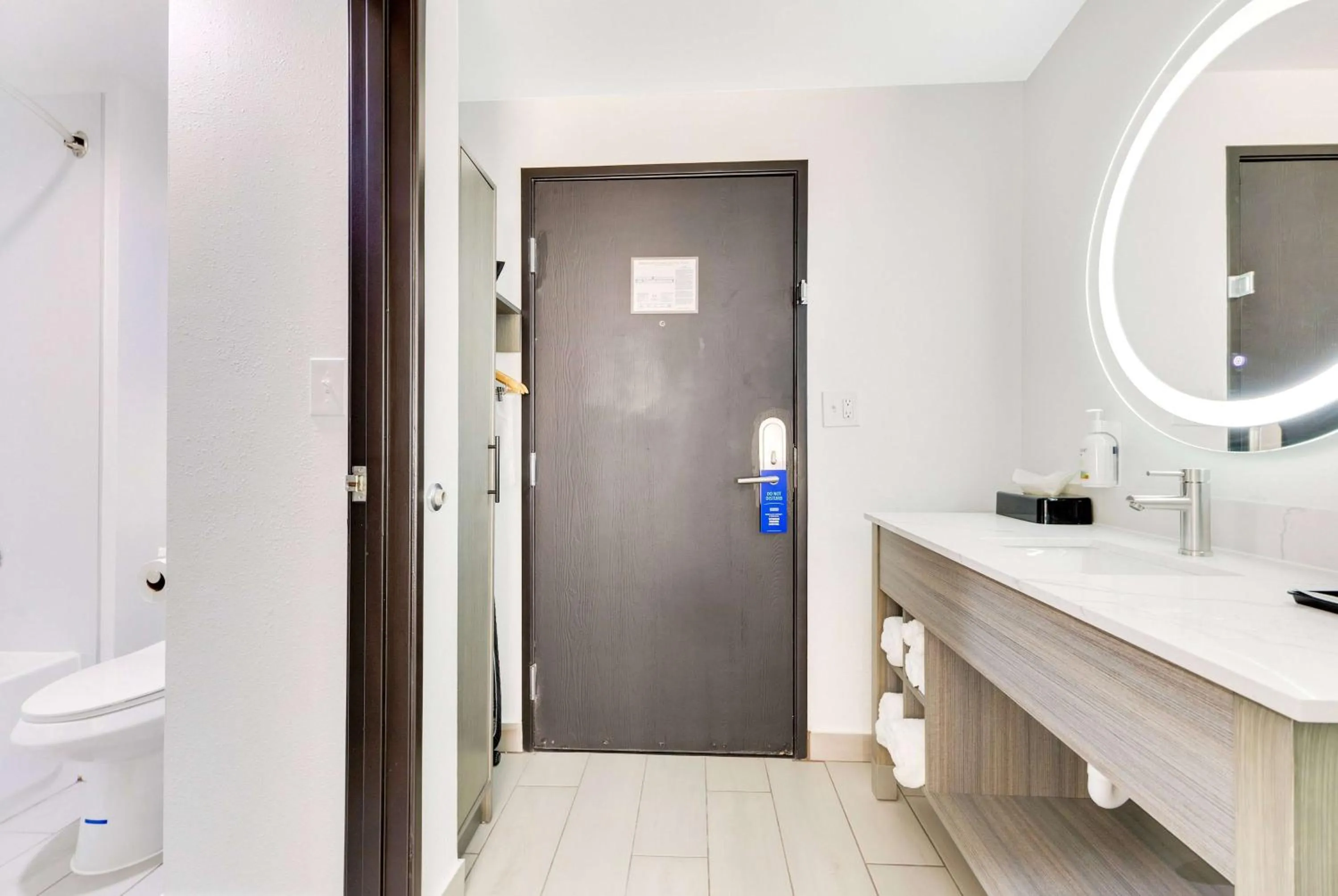 Bathroom in La Quinta Inn & Suites by Wyndham Jacksonville Mandarin