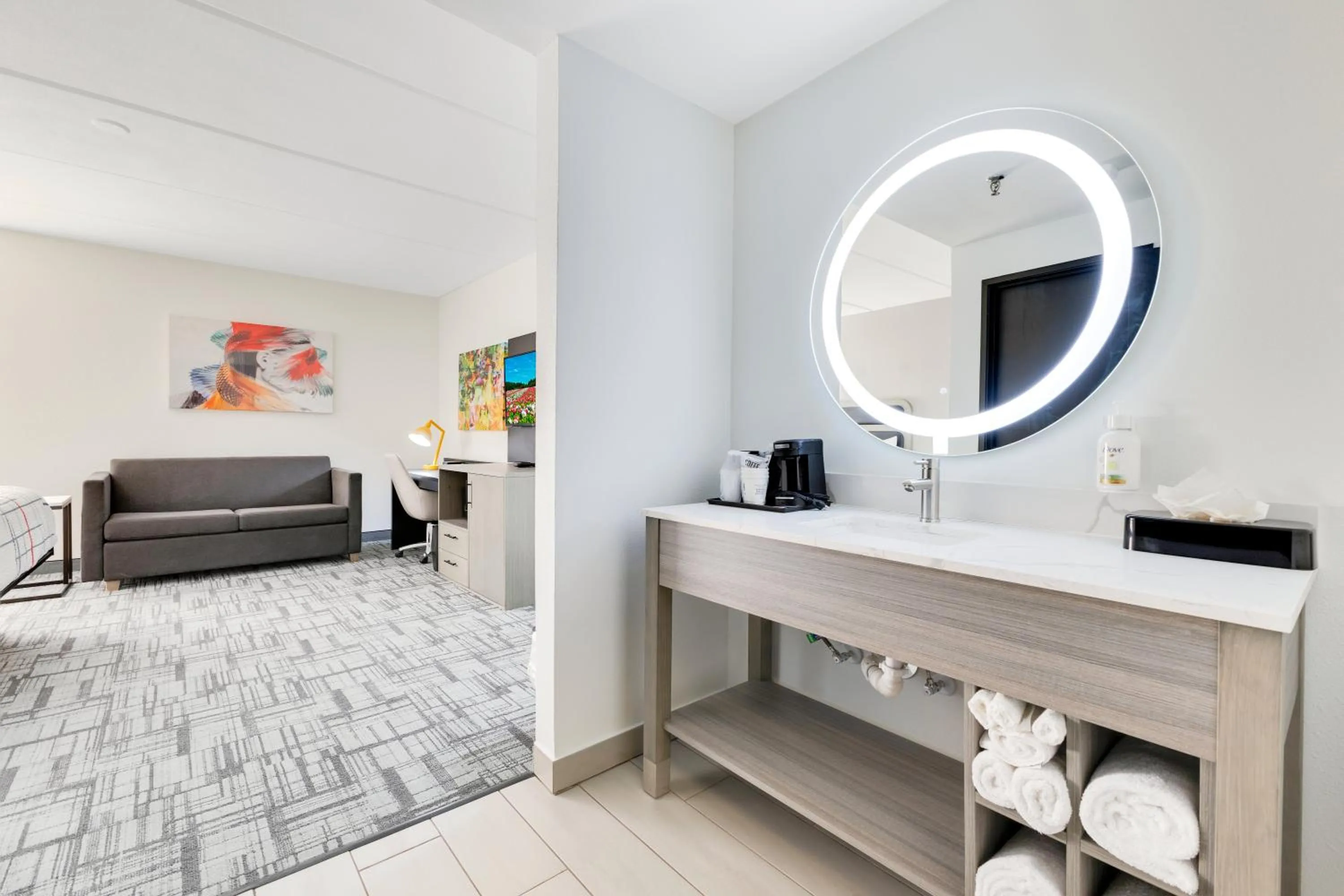 Bathroom, Bed in La Quinta Inn & Suites by Wyndham Jacksonville Mandarin