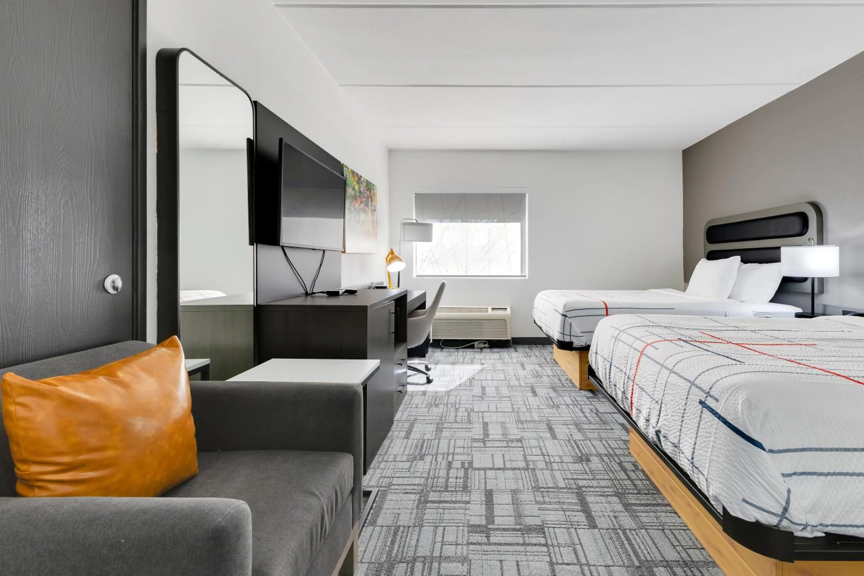 Bed in La Quinta Inn & Suites by Wyndham Jacksonville Mandarin