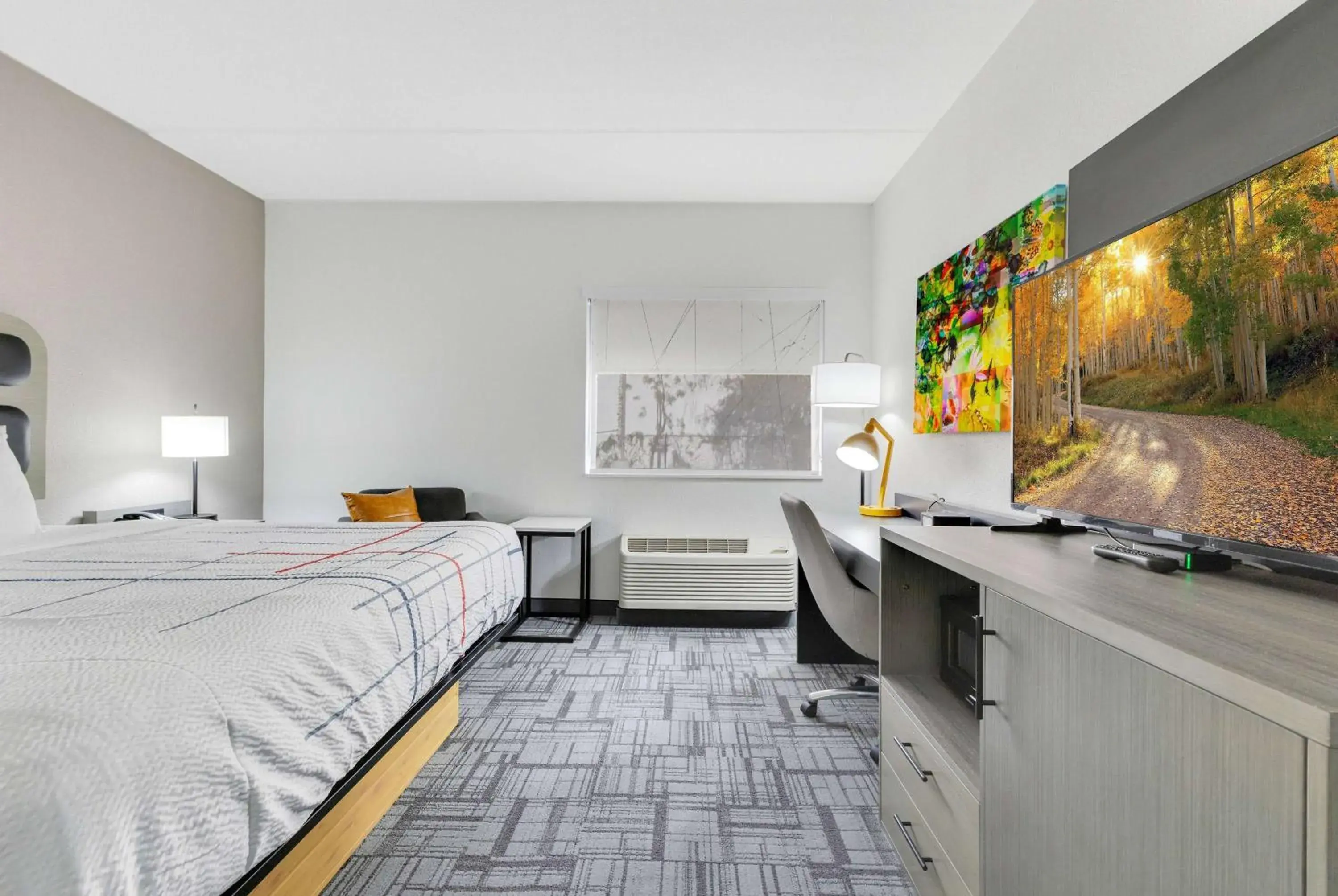 King Room with One King Bed and Shower - Non-Smoking in La Quinta Inn & Suites by Wyndham Jacksonville Mandarin King Room with One King Bed and Shower - Non-Smoking in La Quinta Inn & Suites by Wyndham Jacksonville Mandarin