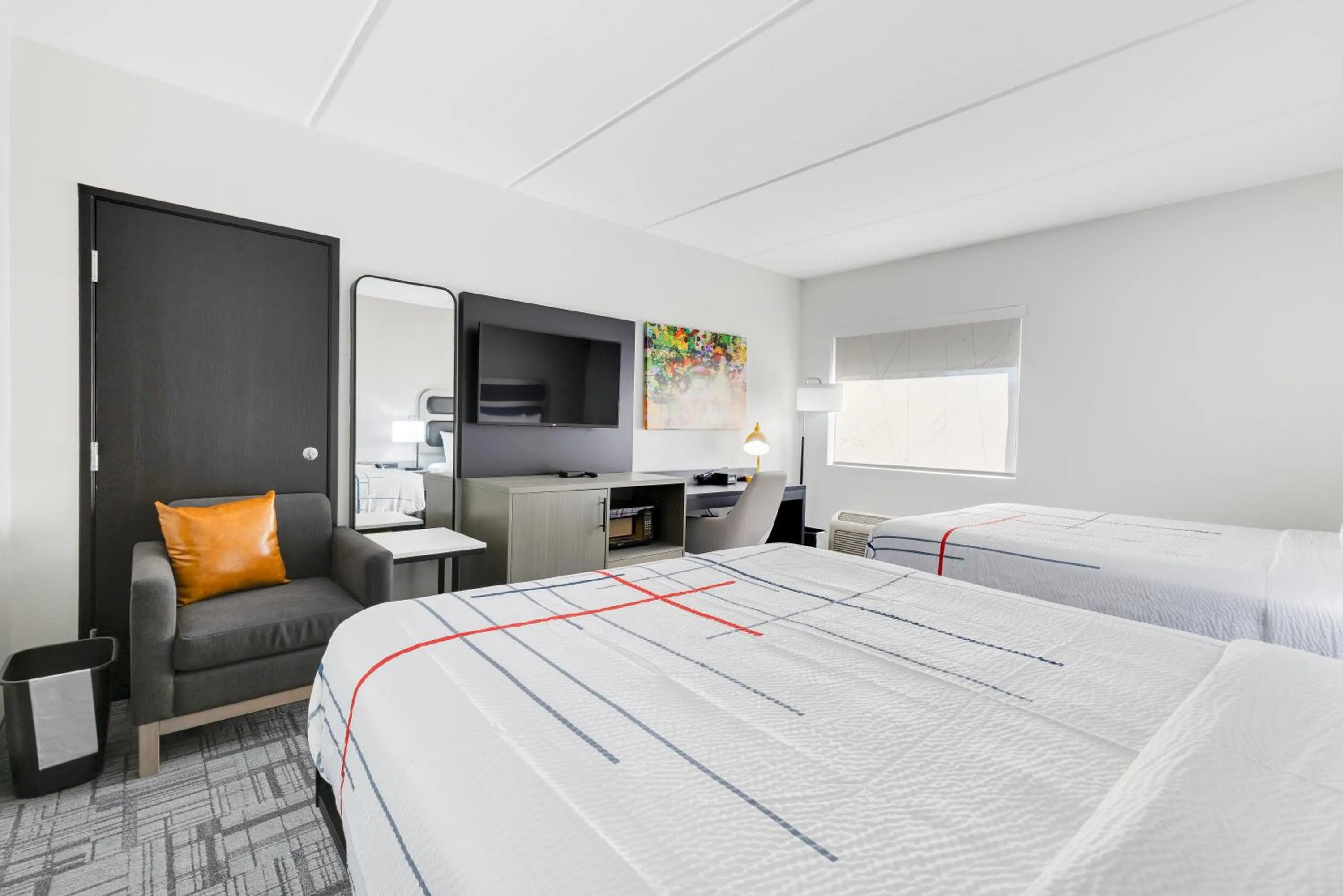 TV and multimedia, Bed in La Quinta Inn & Suites by Wyndham Jacksonville Mandarin