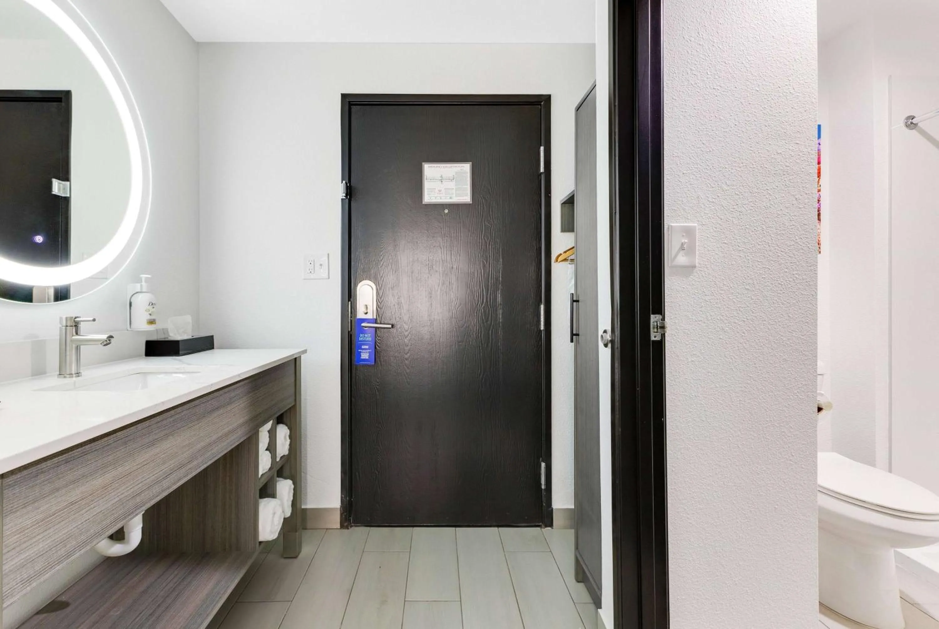 Bathroom in La Quinta Inn & Suites by Wyndham Jacksonville Mandarin