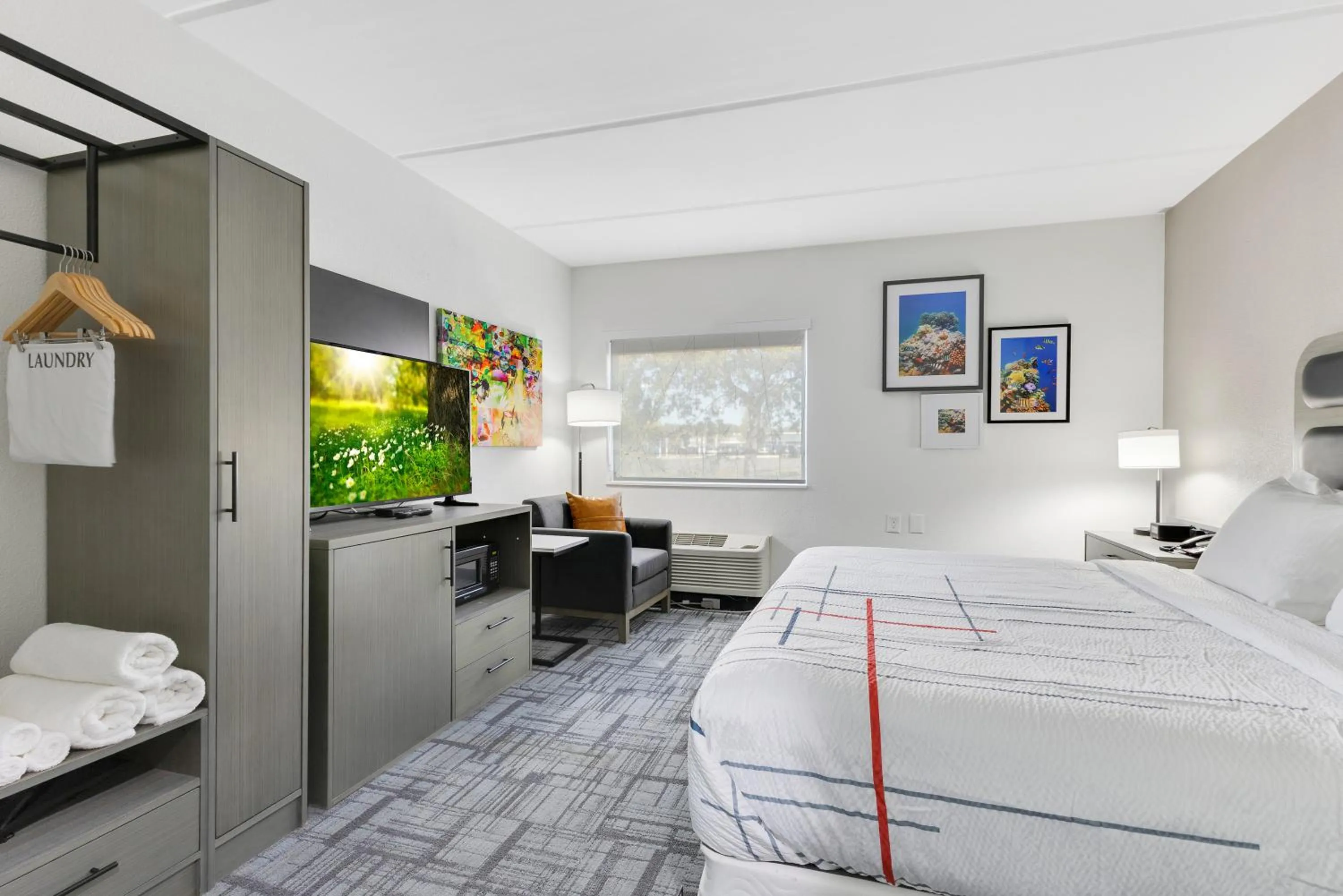 Bed in La Quinta Inn & Suites by Wyndham Jacksonville Mandarin