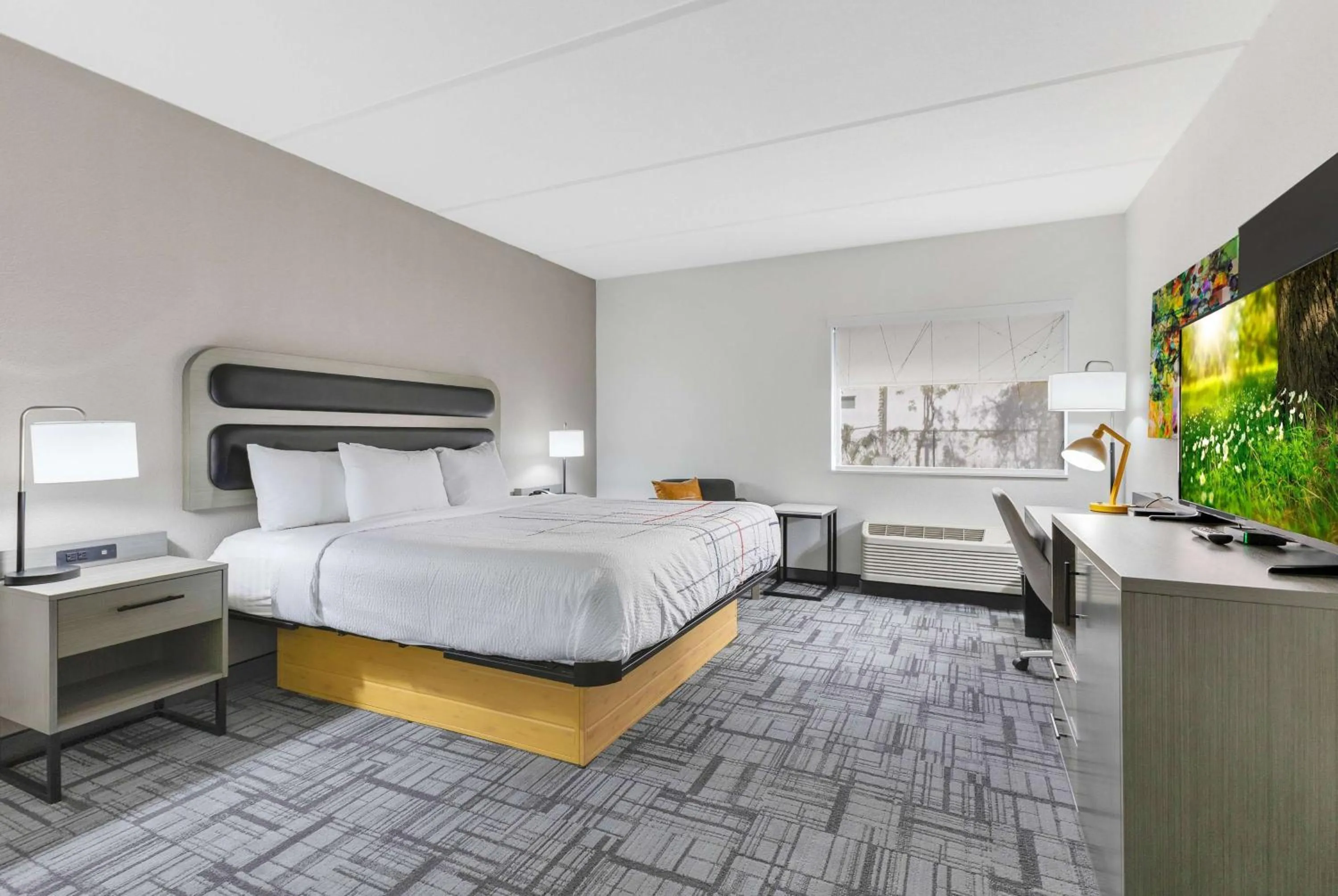 Photo of the whole room, Bed in La Quinta Inn & Suites by Wyndham Jacksonville Mandarin