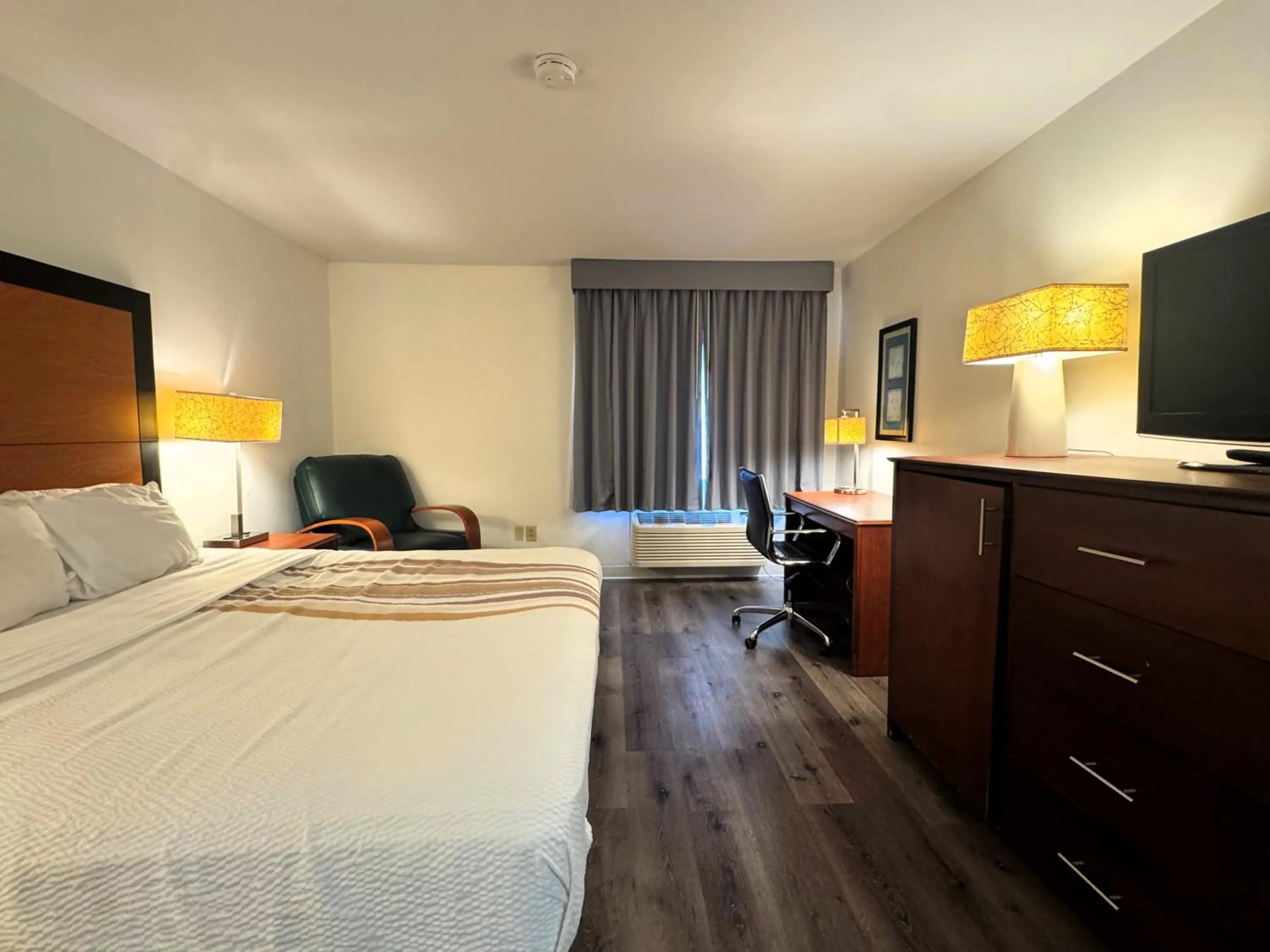 Photo of the whole room, Bed in Baymont by Wyndham Meridian