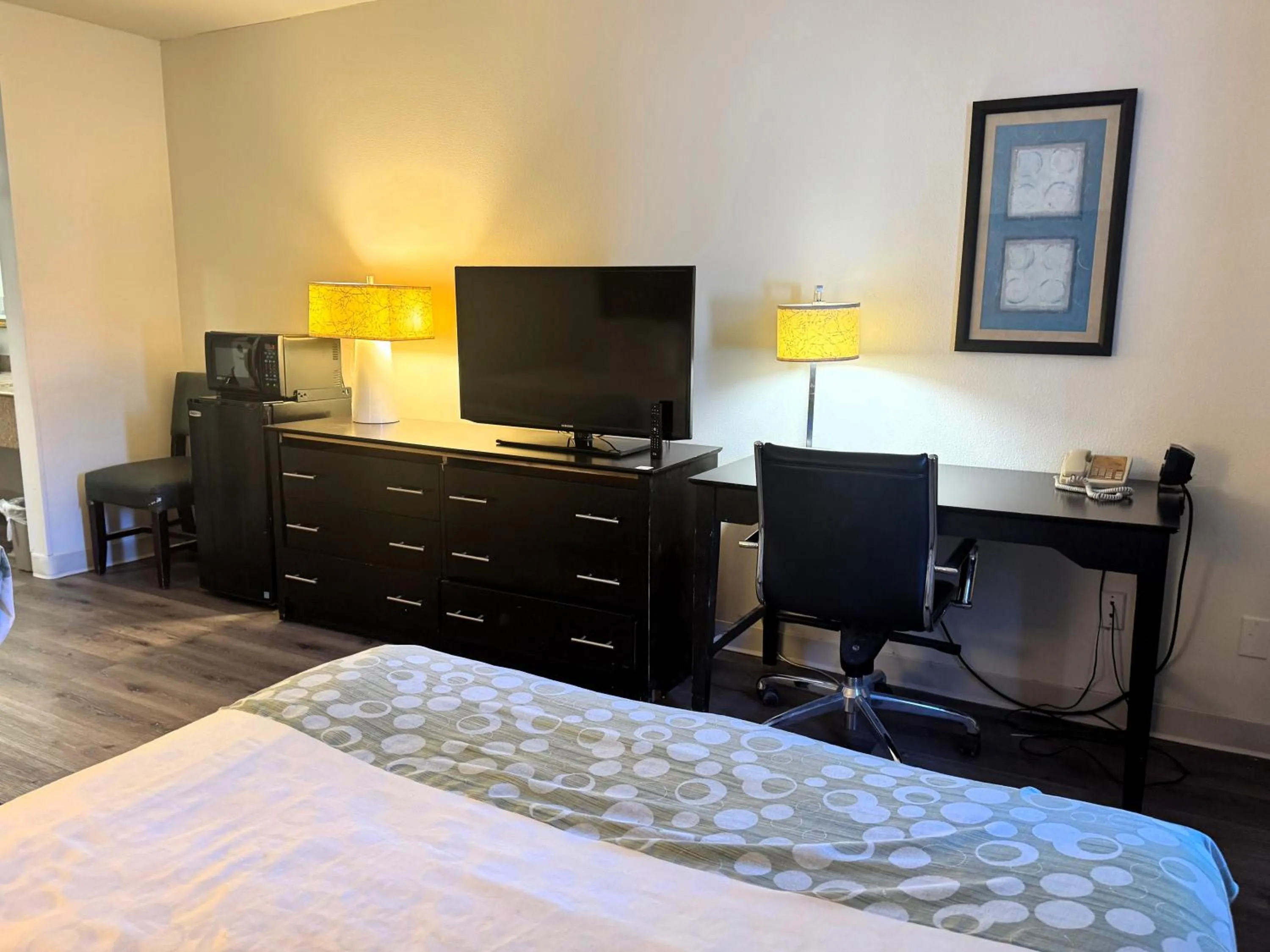 TV and multimedia, Bed in Baymont by Wyndham Meridian