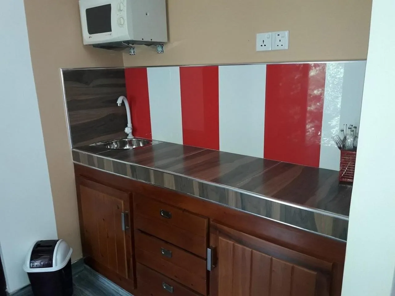 Communal kitchen in Wattle Inn